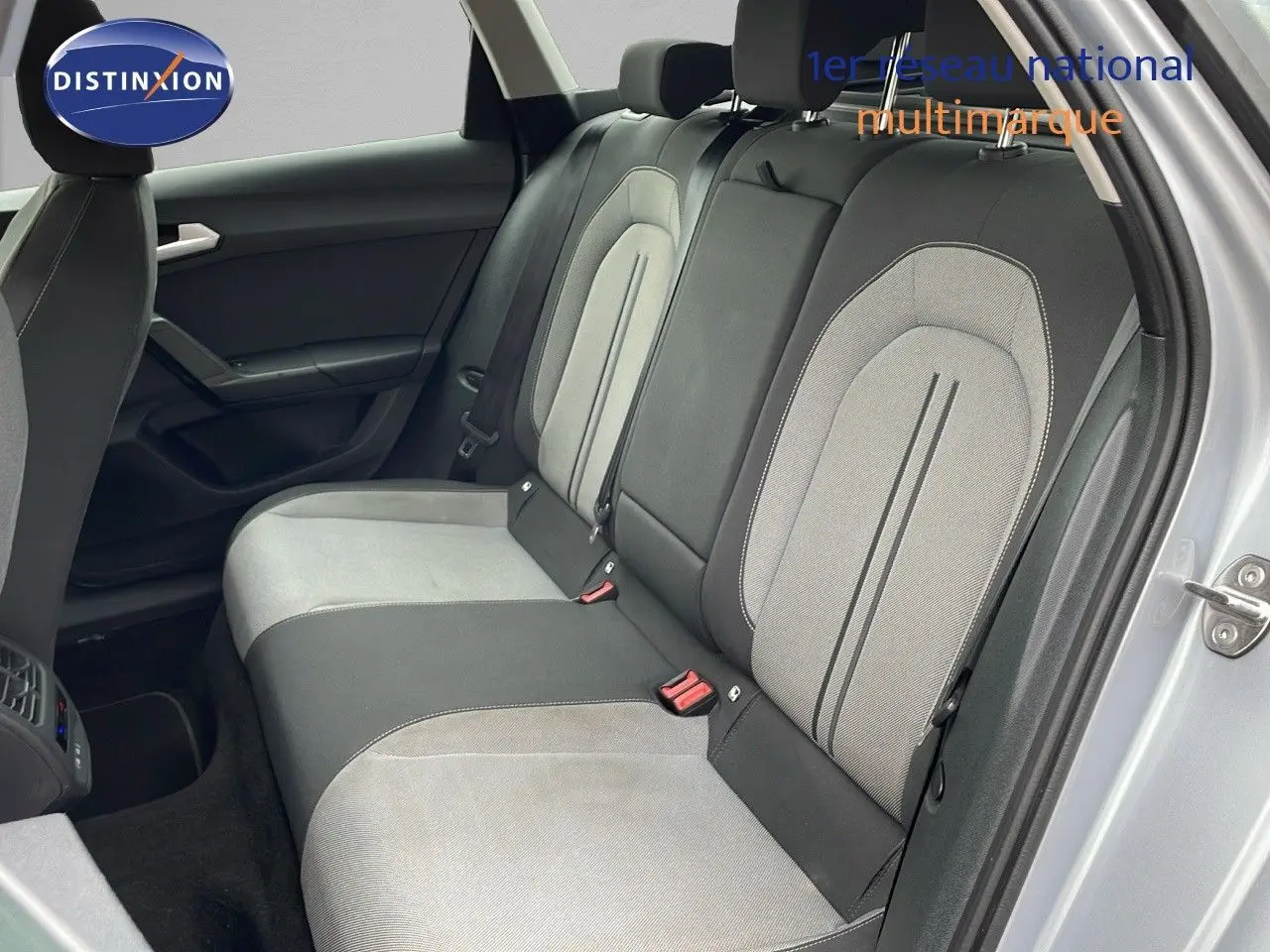 Vue intérieure côté droit des sièges arrière en tissu gris clair et noir d'une SEAT LEON ST 2023 gris urbain.