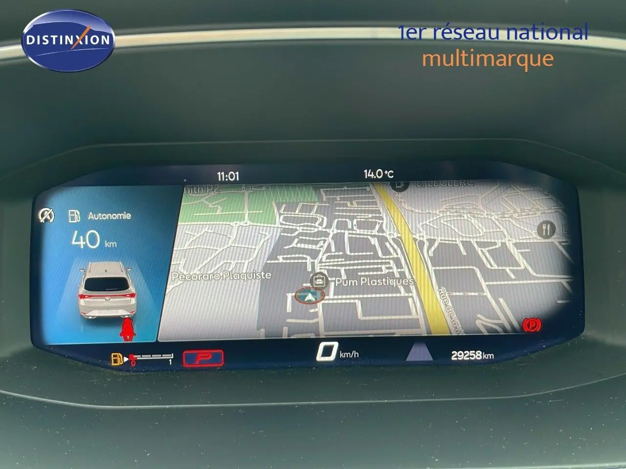 Écran numérique du tableau de bord du SEAT Leon ST 2023 affichant la navigation et l'autonomie de 40 km.