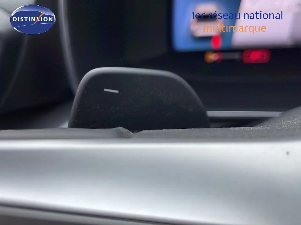 Gros plan sur la palette de changement de vitesse noire dans l'habitacle d'une SEAT LEON ST gris urbain 2023.