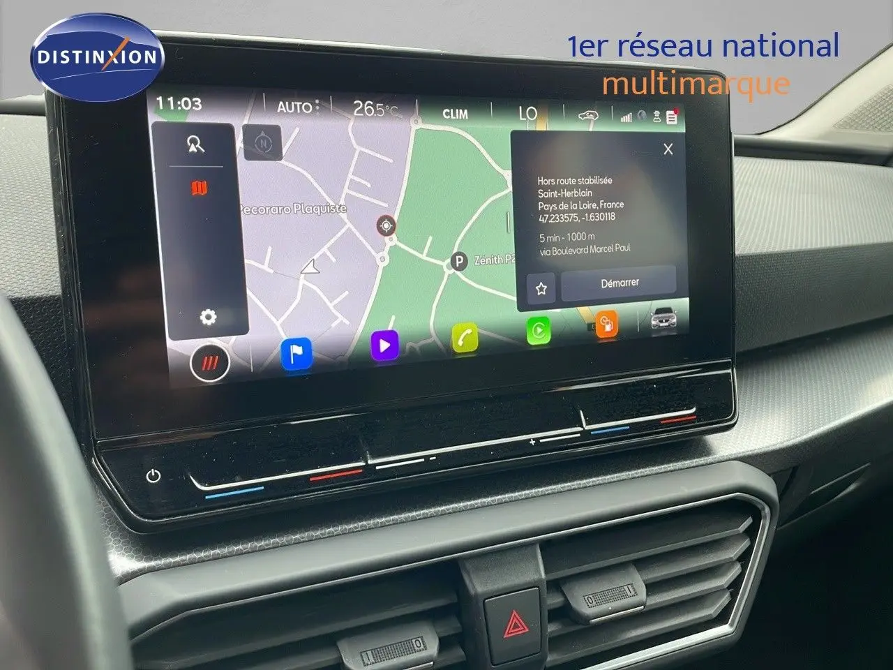 Écran tactile central avec navigation affichée dans l'habitacle d'une SEAT LEON ST gris urbain 2023.