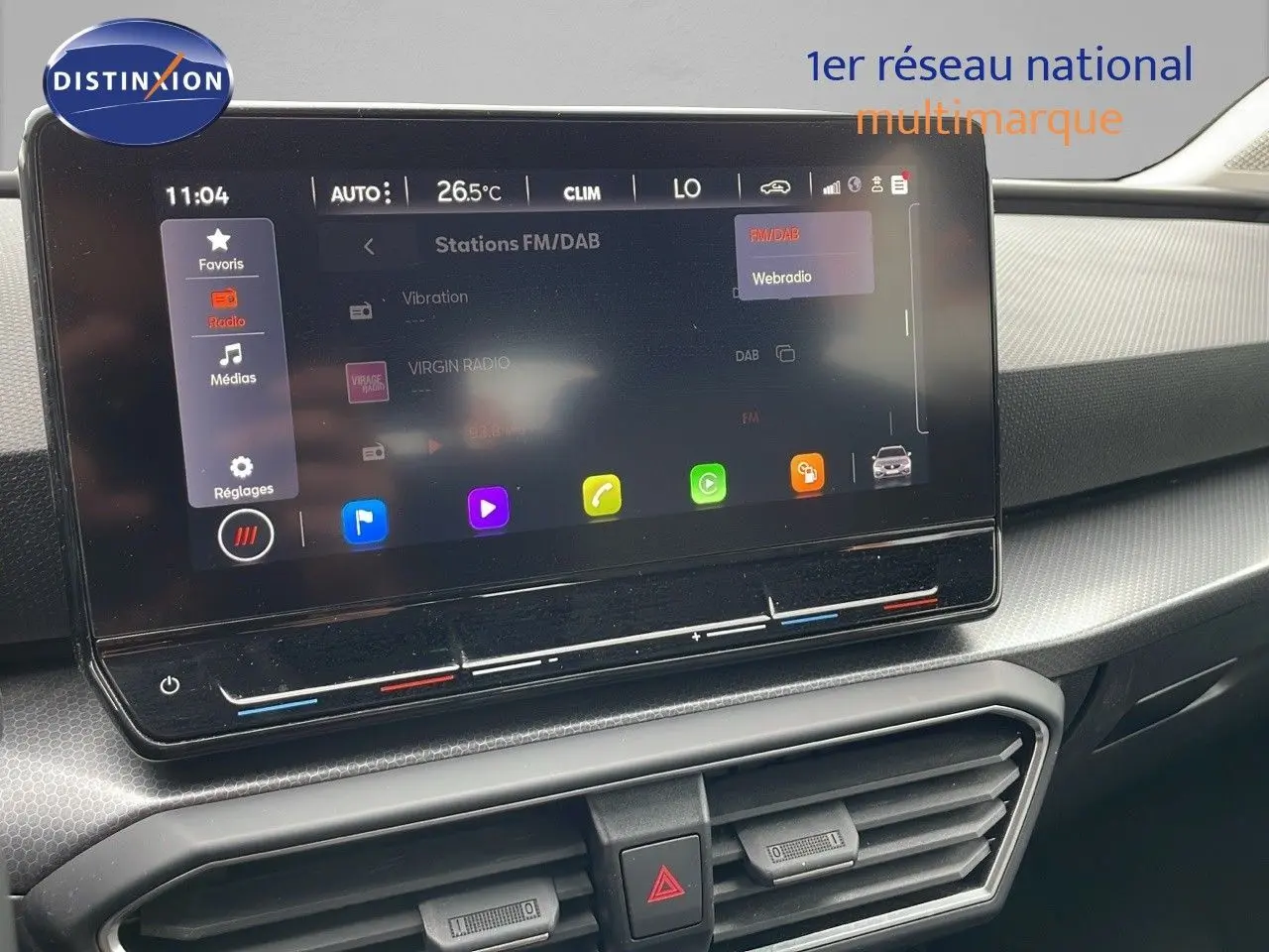 Écran tactile central affichant la radio FM/DAB dans l'habitacle gris noir d'une SEAT LEON ST 2023.