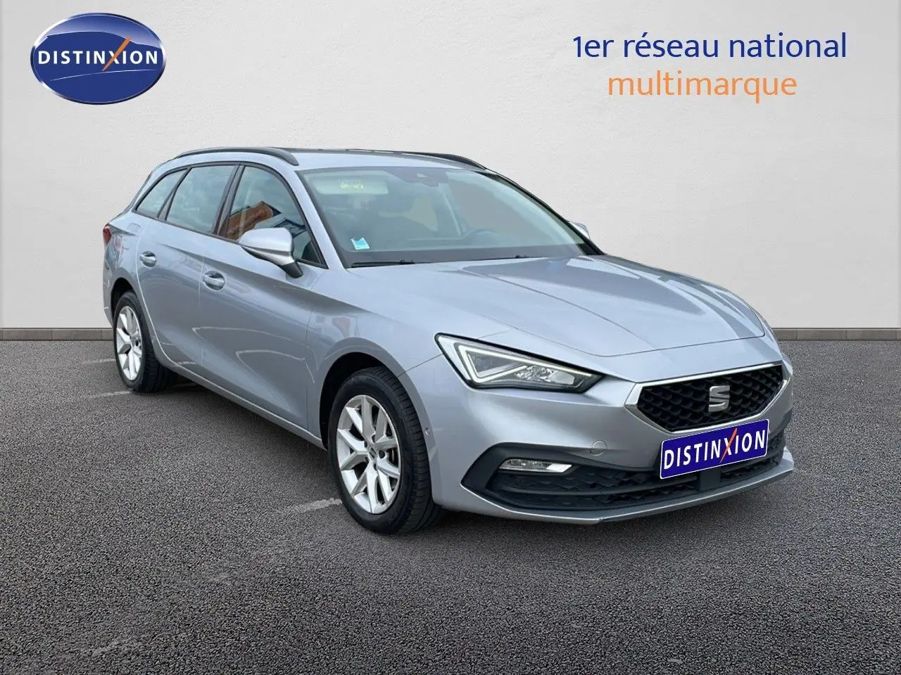 SEAT LEON ST gris urbain vue 3/4 avant droit, break compact avec jantes alliage et calandre noire.