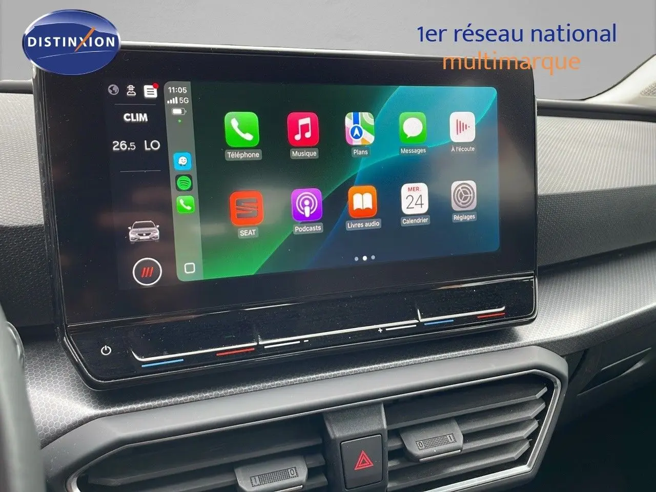 Écran tactile central affichant les applications connectées dans l'habitacle d'une SEAT LEON ST 2023.