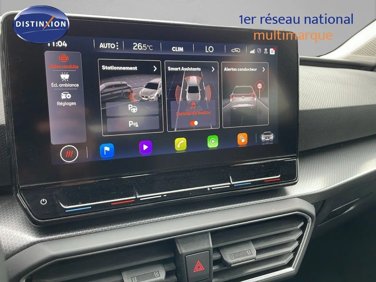 Écran tactile central affichant les aides à la conduite dans l’habitacle d’une SEAT LEON ST gris urbain 2023.