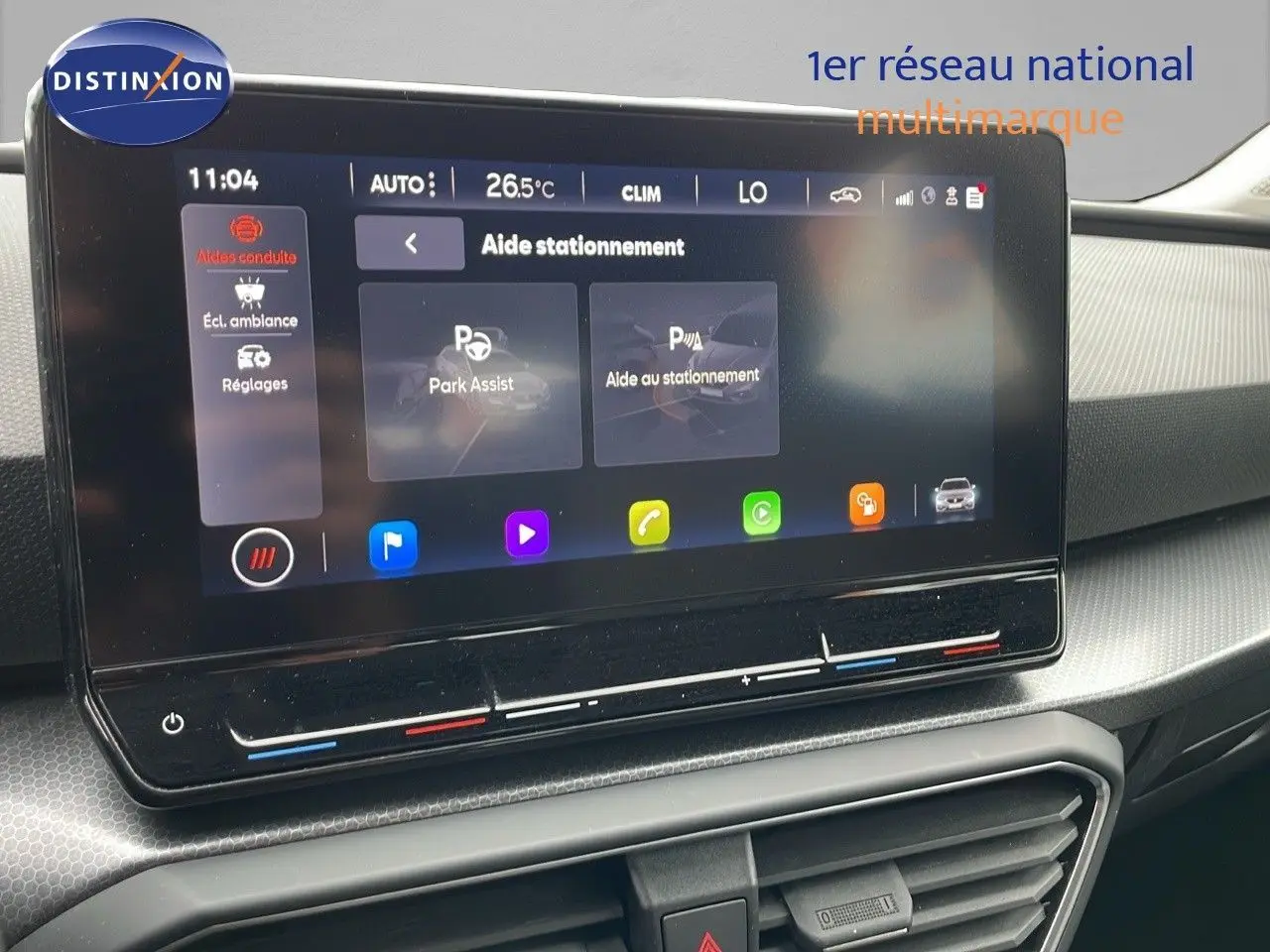 Écran tactile central du tableau de bord du SEAT LEON ST gris urbain 2023, affichant l'aide au stationnement.