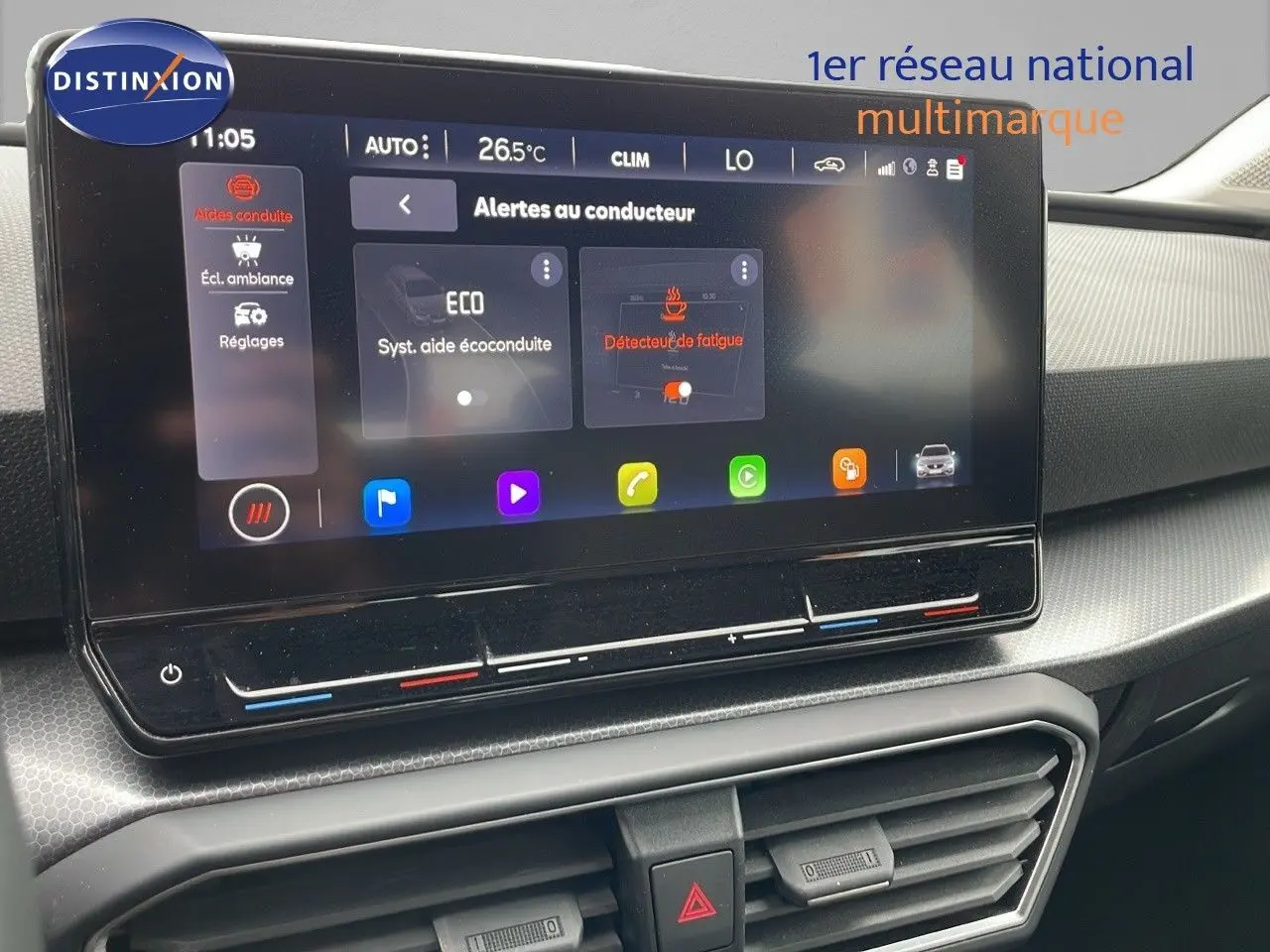 Écran tactile du système multimédia affichant les alertes au conducteur dans un SEAT LEON ST gris urbain de 2023.