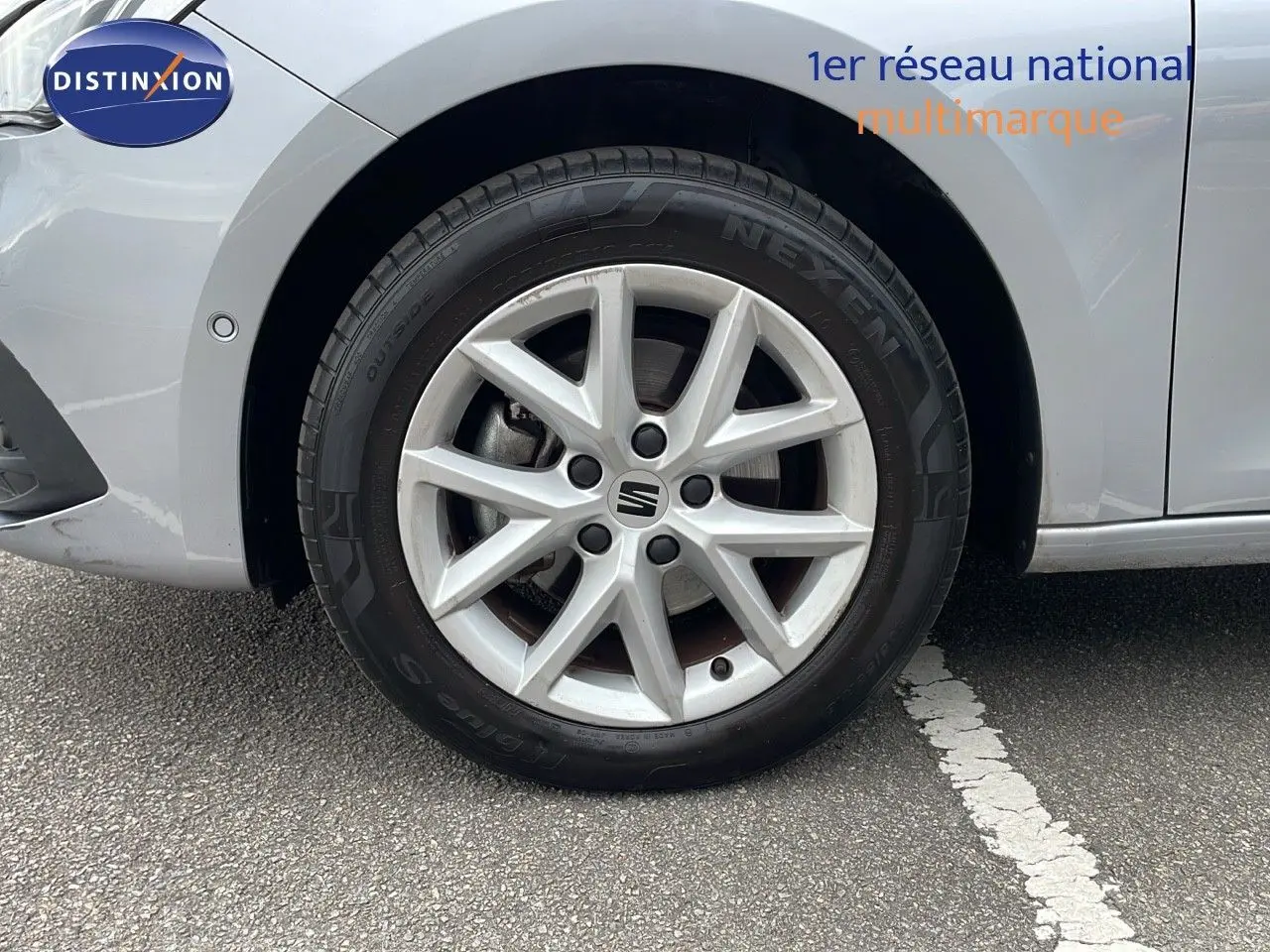 Gros plan sur la roue avant gauche gris urbain d'une SEAT LEON ST 2023 avec jante alliage à 5 branches.