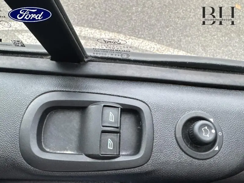 Boutons de commande des vitres et réglage des rétroviseurs côté conducteur du Ford Transit Custom noir Agate 2023.