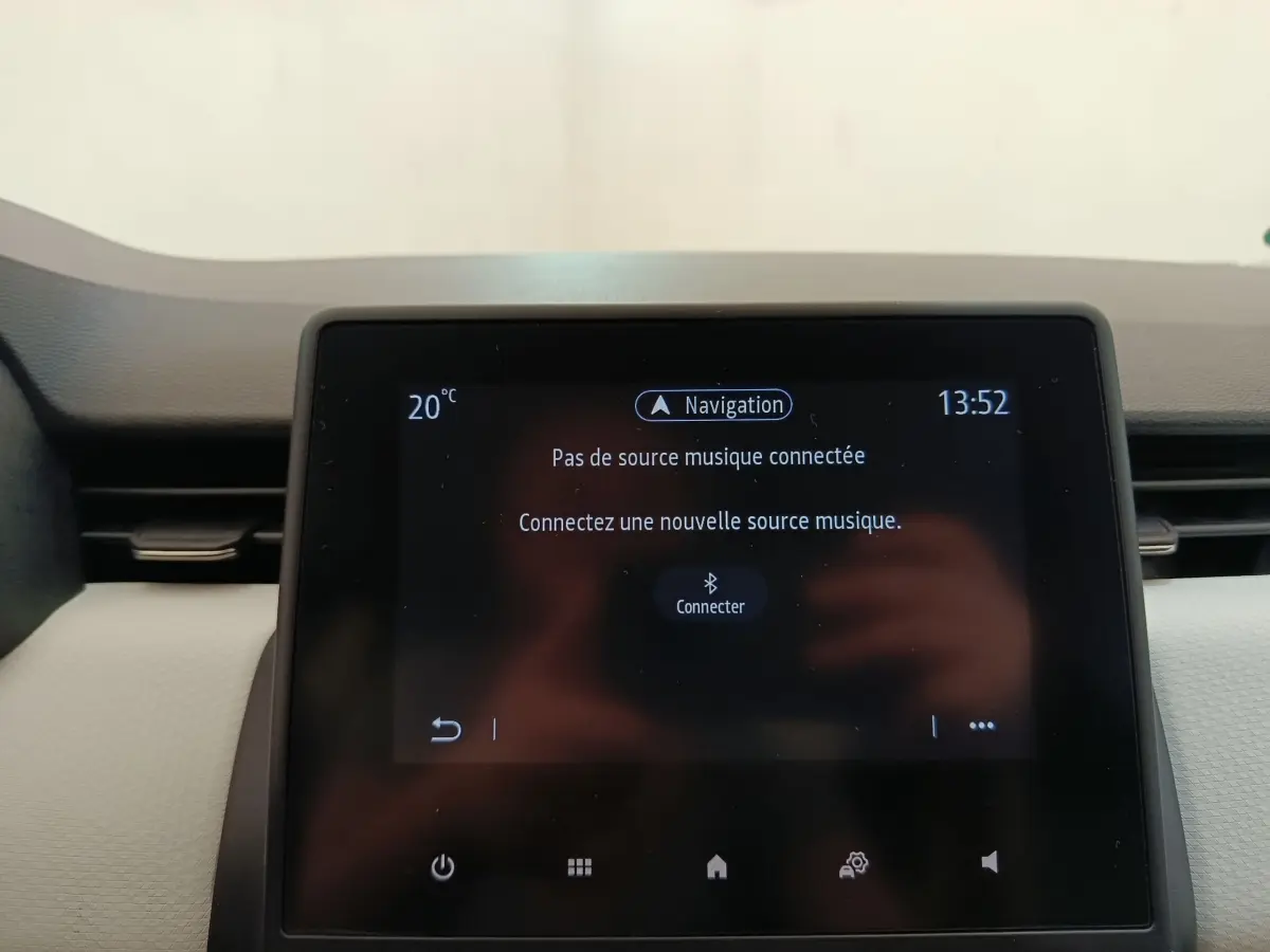 Écran tactile central de la Renault Clio blanc 2023 affichant la connexion Bluetooth et la navigation à 13h52.