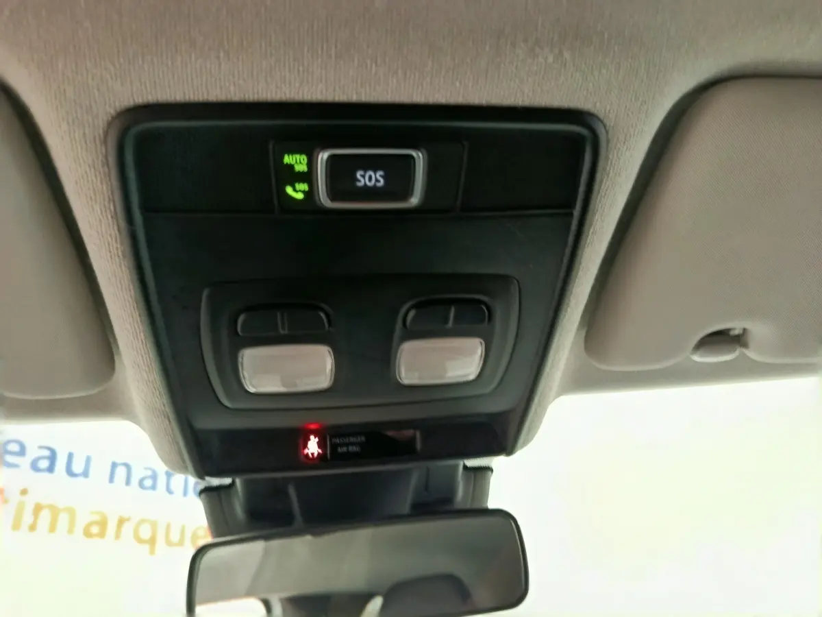 Vue intérieure du plafonnier avec bouton SOS et éclairages, sur Renault Clio blanche Evolution TCe 100 GPL 2023.