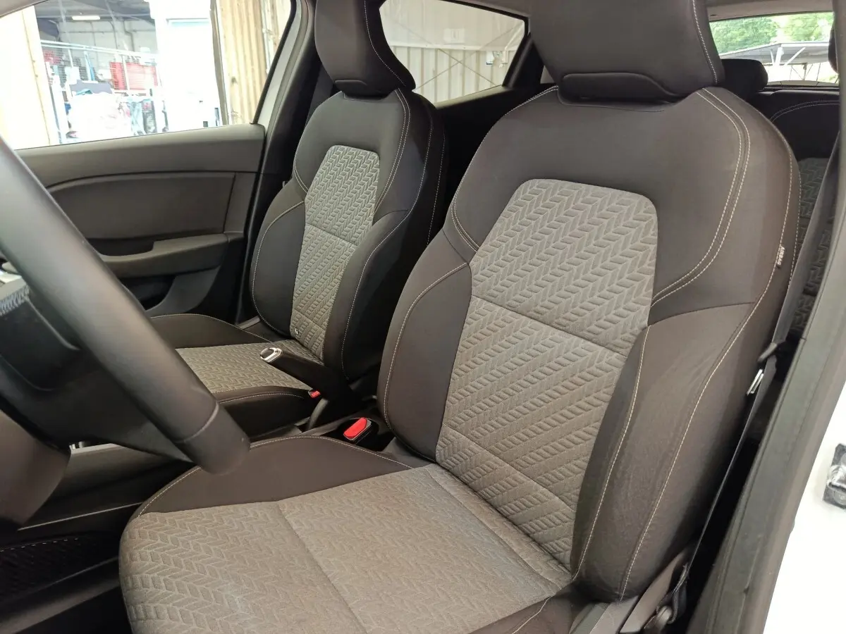 Vue intérieure rapprochée des sièges avant gris et noirs de la Renault Clio Evolution TCe 100 GPL 2023.