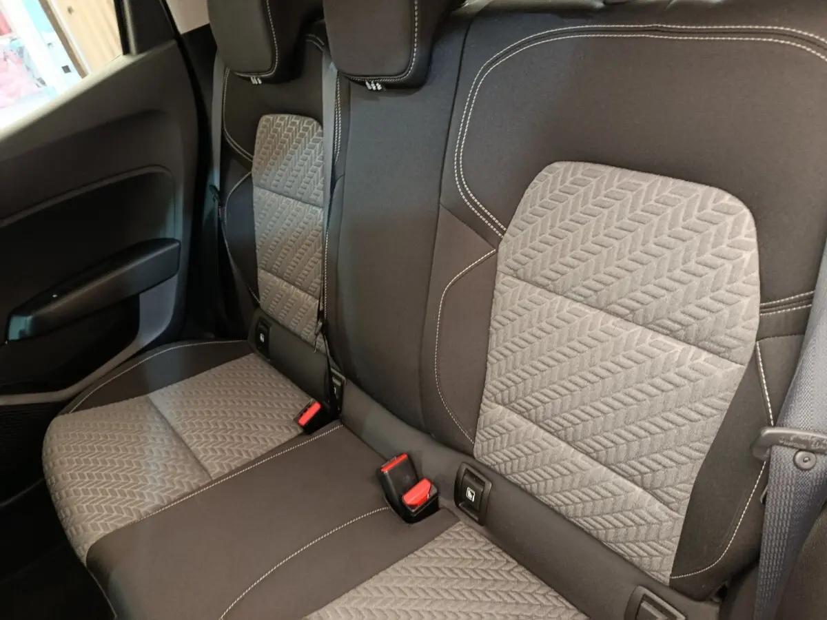 Vue rapprochée de la banquette arrière grise à motifs géométriques de la Renault Clio Evolution TCe 100 GPL 2023.