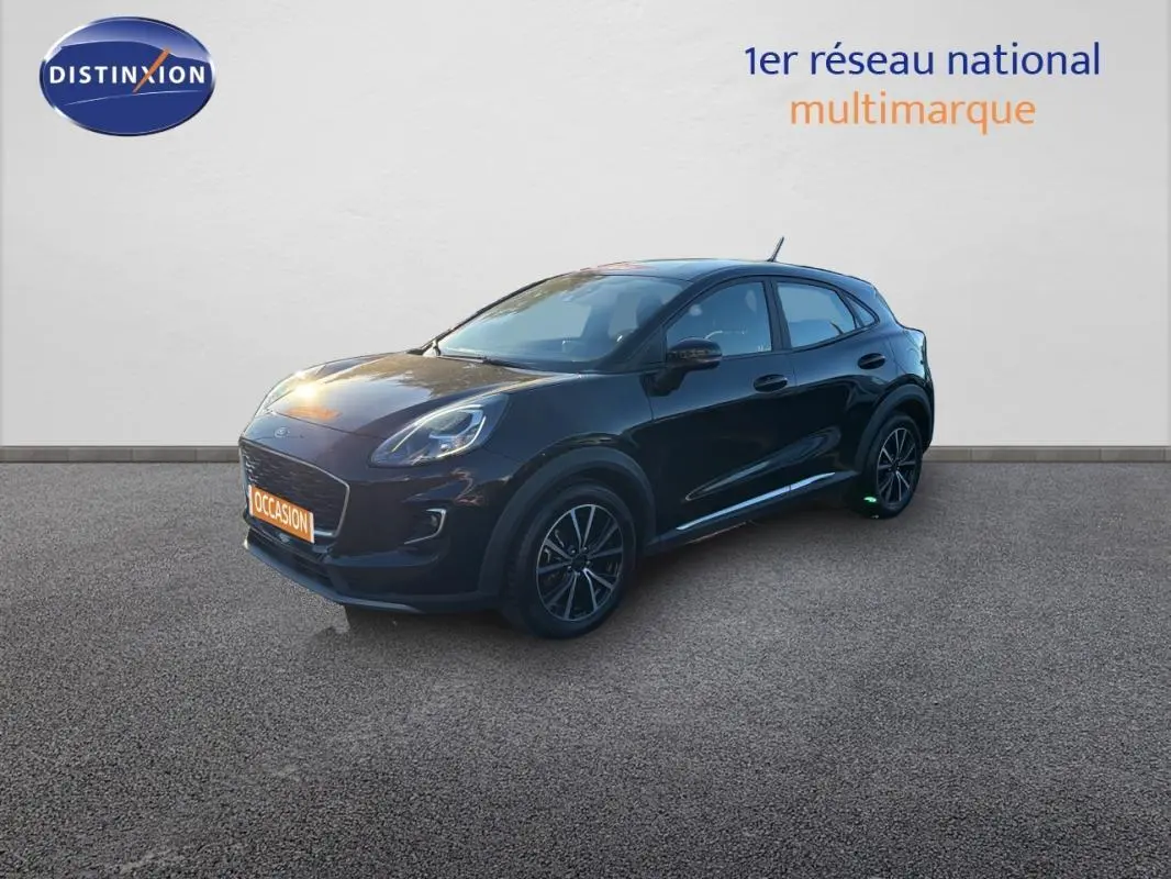 Ford Puma noir vue 3/4 avant droit sur fond neutre avec jantes 17 pouces et feux allumés.