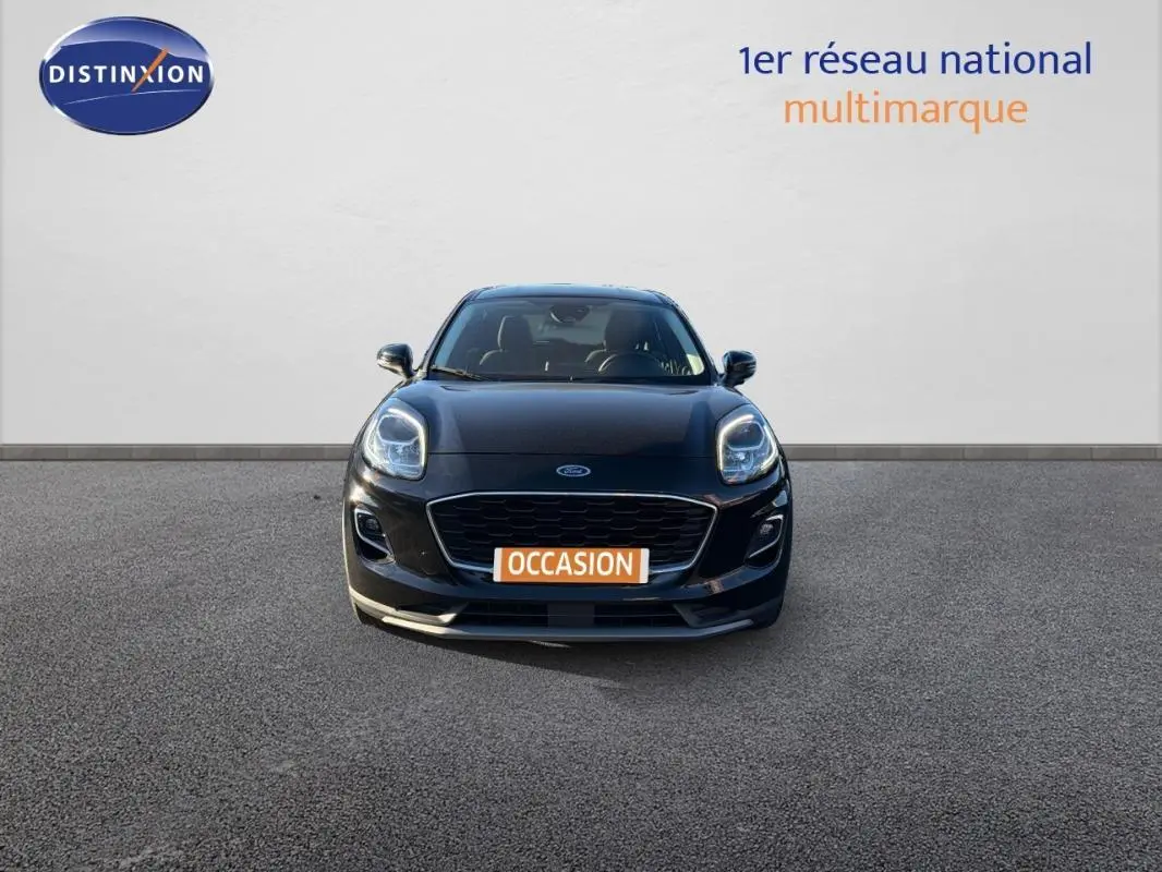 Vue frontale d'un Ford Puma noir 2023 avec phares allumés et plaque "OCCASION" visible.