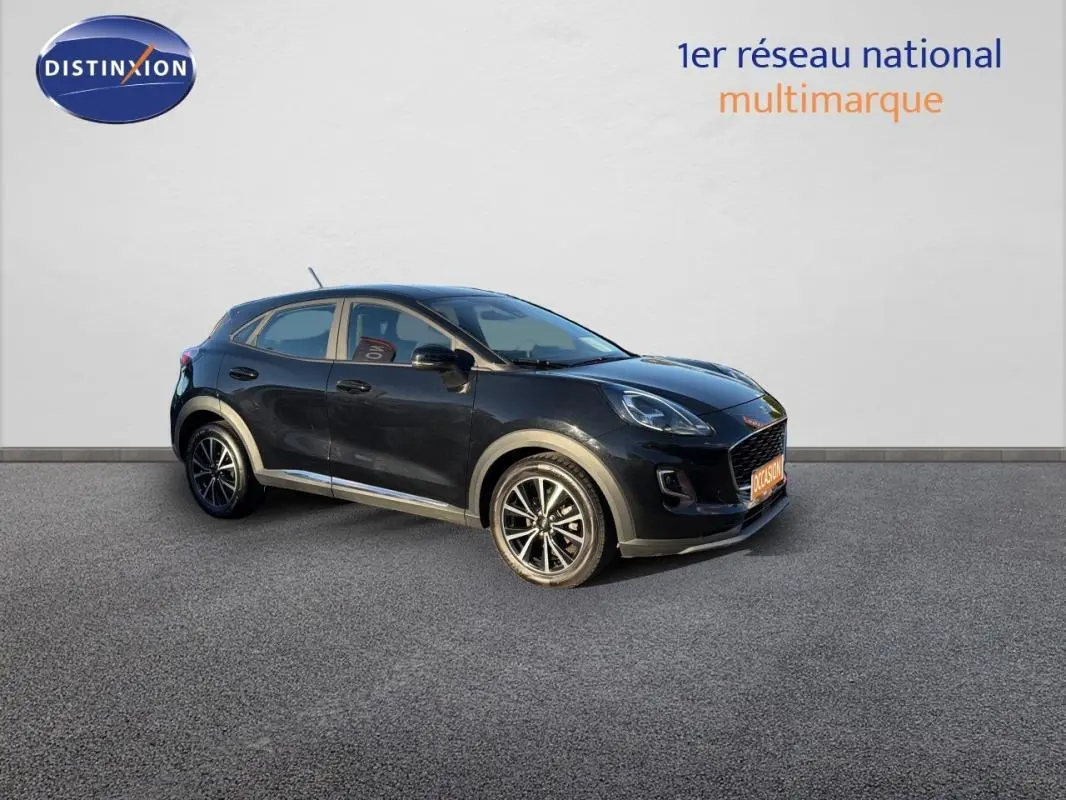 Ford Puma noir vue 3/4 avant droit, jantes 17 pouces, sur fond neutre avec panneau publicitaire Distinxion.