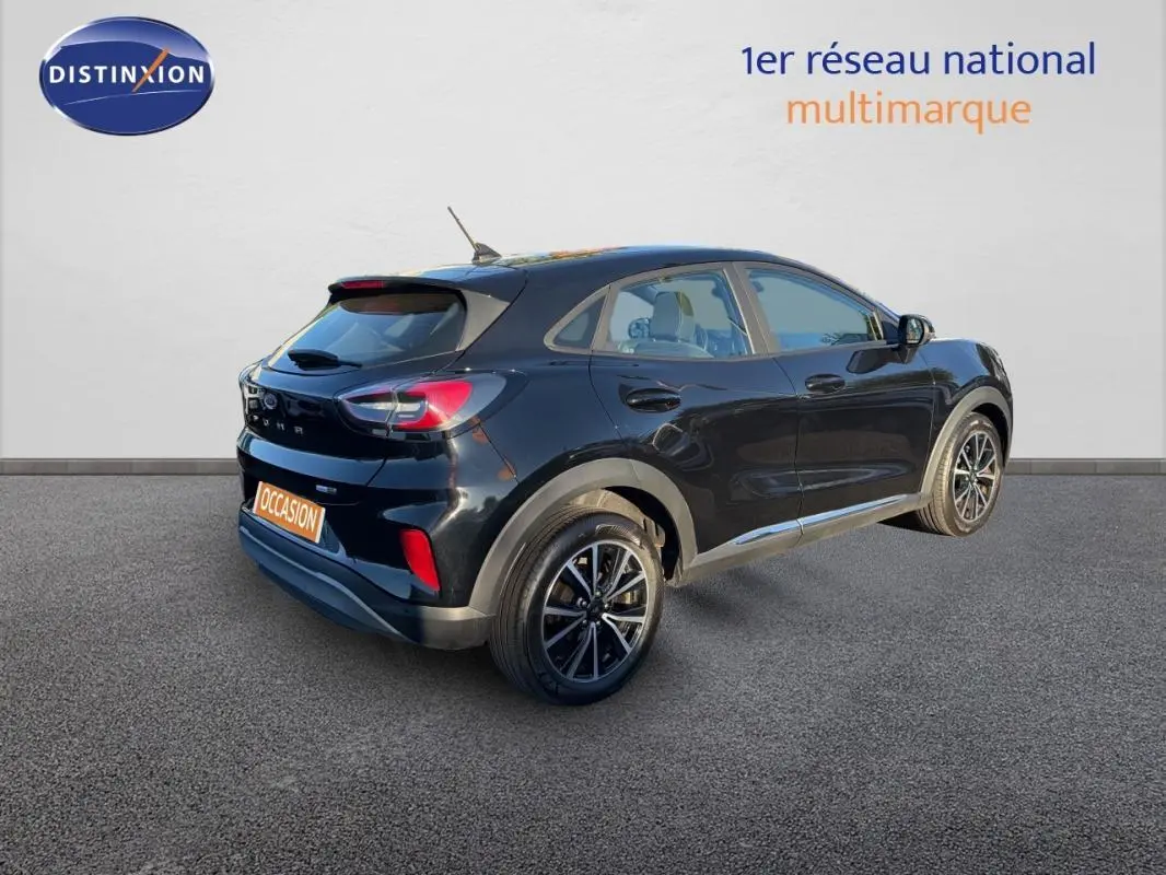 Vue 3/4 arrière droite d'un Ford Puma noir 2023 avec jantes 17 pouces et feux arrière LED distinctifs.