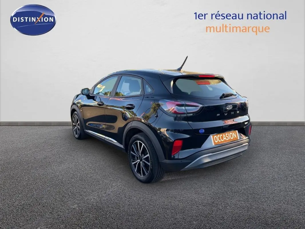 Ford Puma noir en 3/4 arrière droit, avec jantes 17 pouces et feux arrière LED distinctifs.