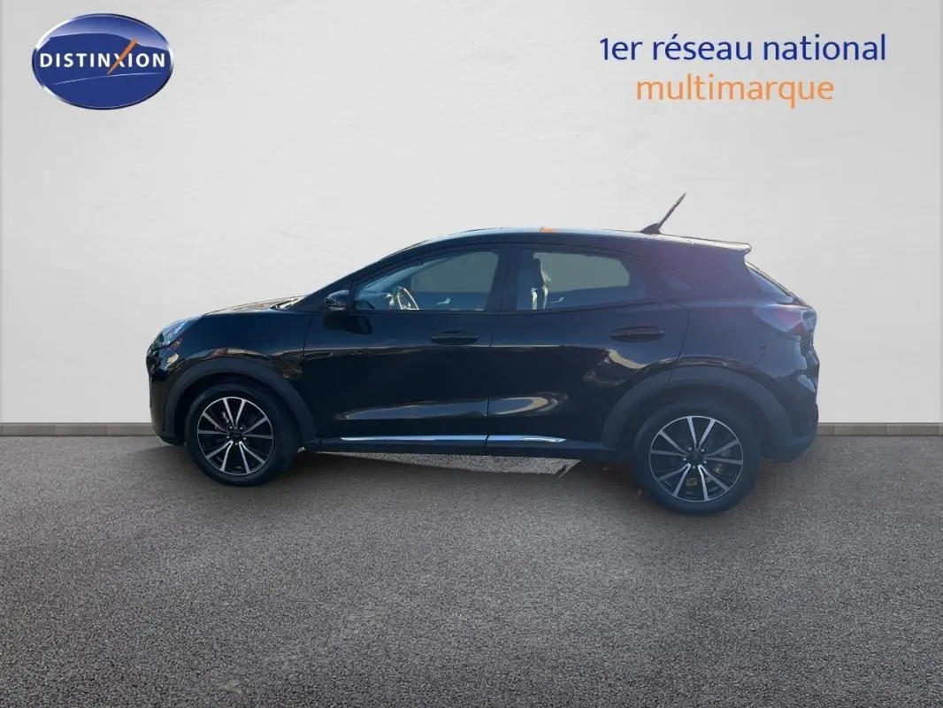 Ford Puma noir vue de profil côté gauche, avec jantes 17 pouces et lignes épurées sur fond clair.
