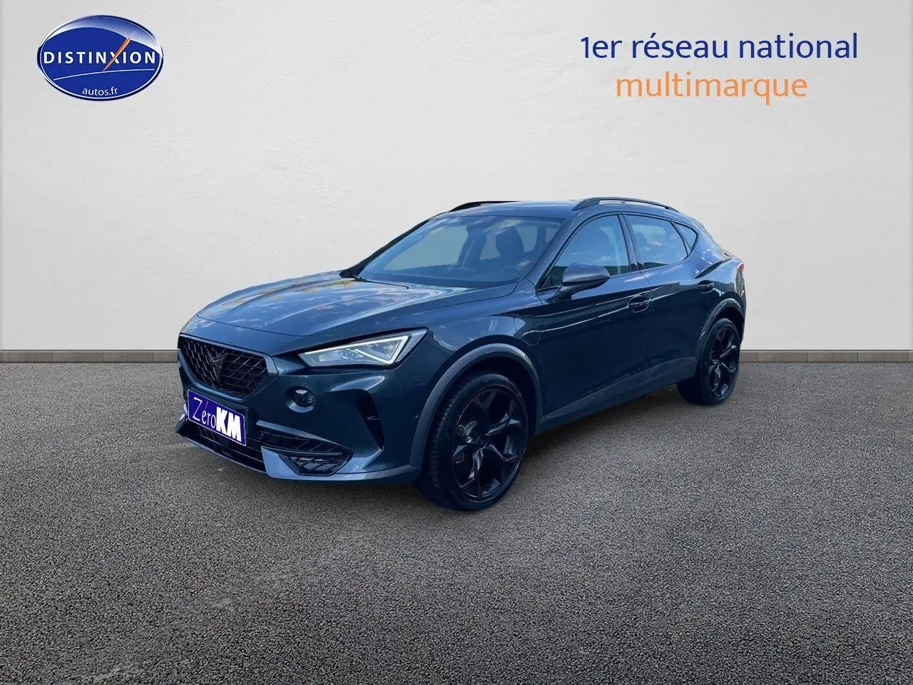 Vue 3/4 avant d'un CUPRA Formentor gris magnétique 2024 avec jantes noires et calandre distinctive.