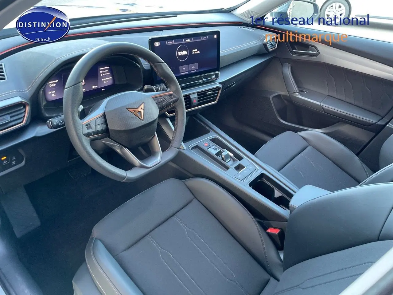 Vue intérieure côté conducteur de la CUPRA Formentor gris magnétique, avec tableau de bord numérique et écran tactile central.
