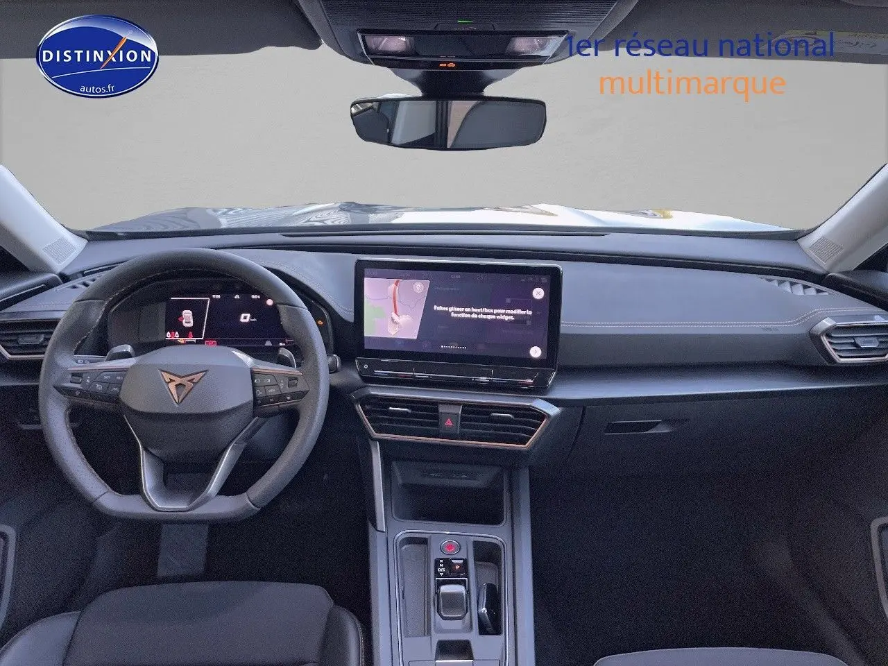 Vue intérieure avant du tableau de bord et volant du CUPRA Formentor gris magnétique, avec écran tactile central et commandes modernes.