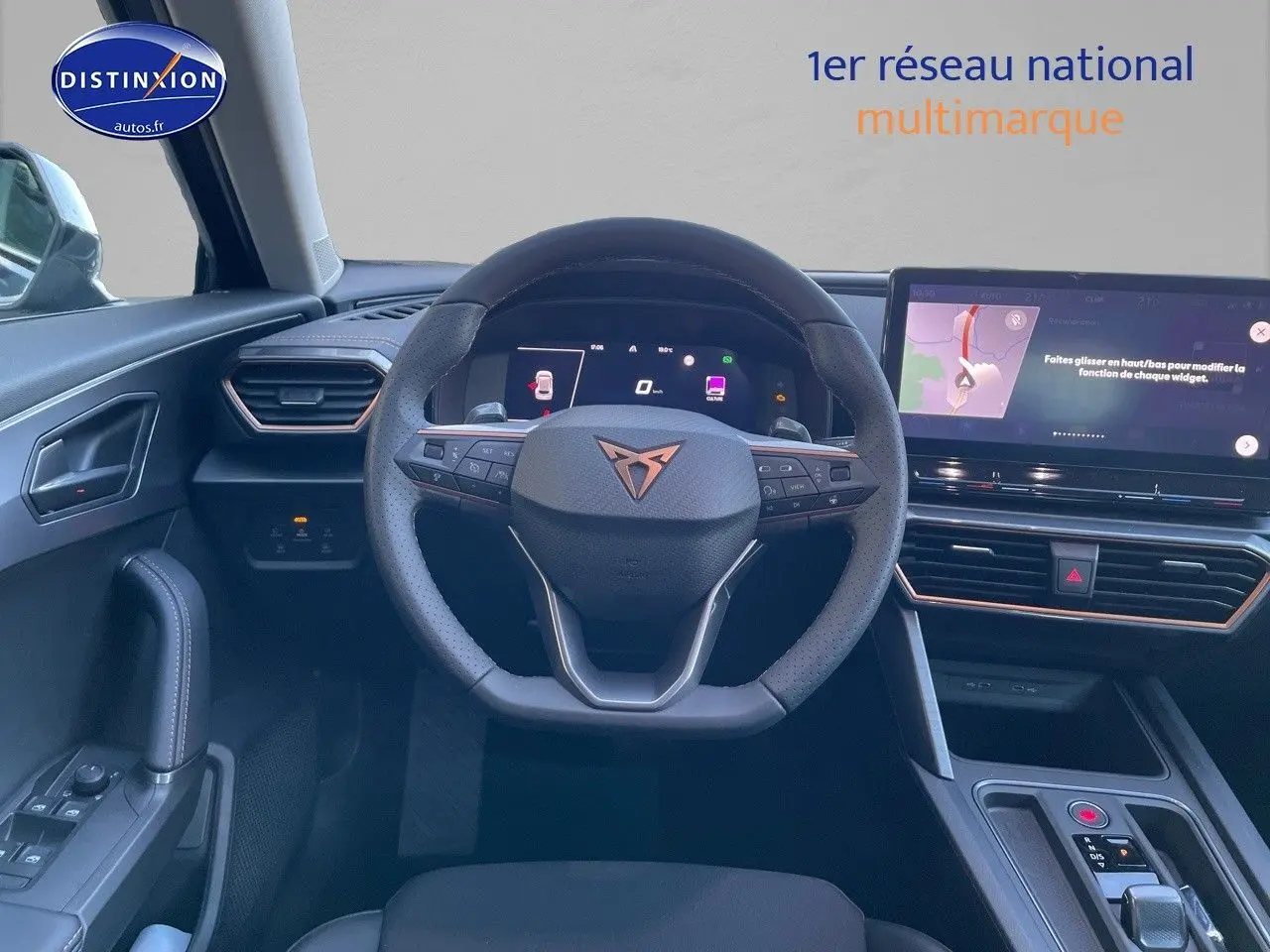 Vue intérieure centrée sur le volant cuir noir et tableau de bord digital du CUPRA Formentor gris magnétique 2024.