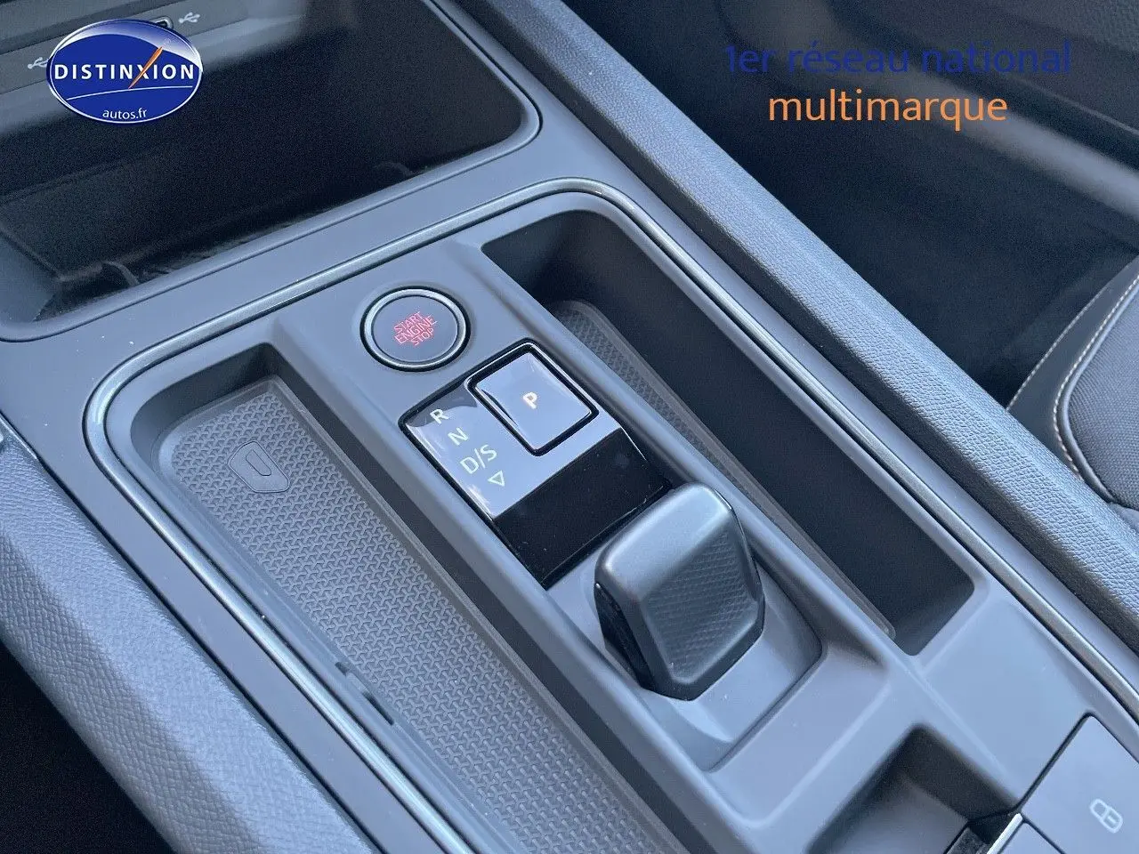 Gros plan sur la console centrale grise avec sélecteur de boîte automatique et bouton start/stop du CUPRA Formentor 1.4 E-HYBRID.