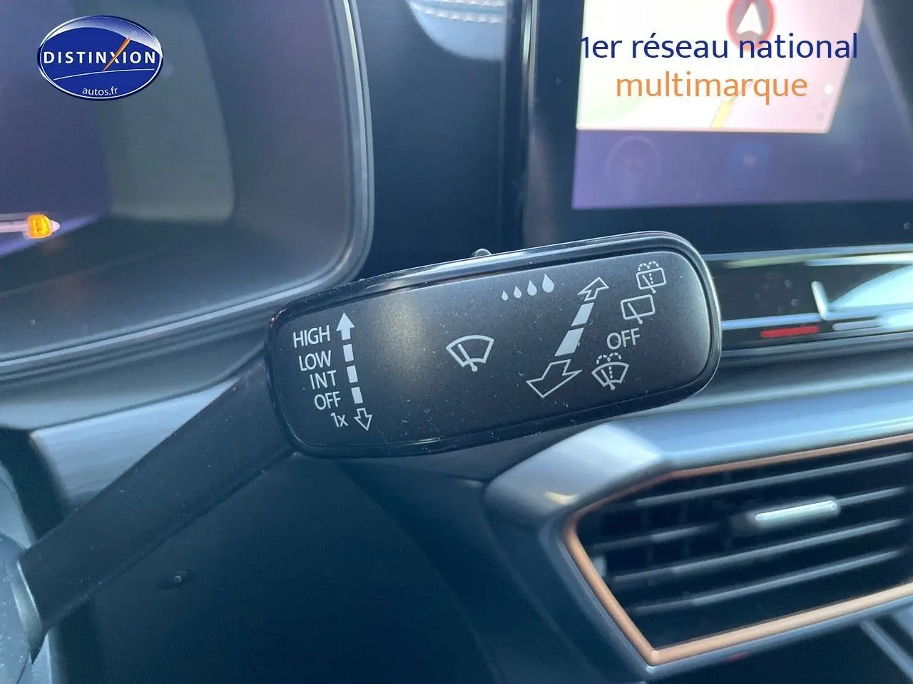 Gros plan sur la commande d’essuie-glace dans l’habitacle du CUPRA Formentor gris magnétique 2024, version hybride rechargeable.