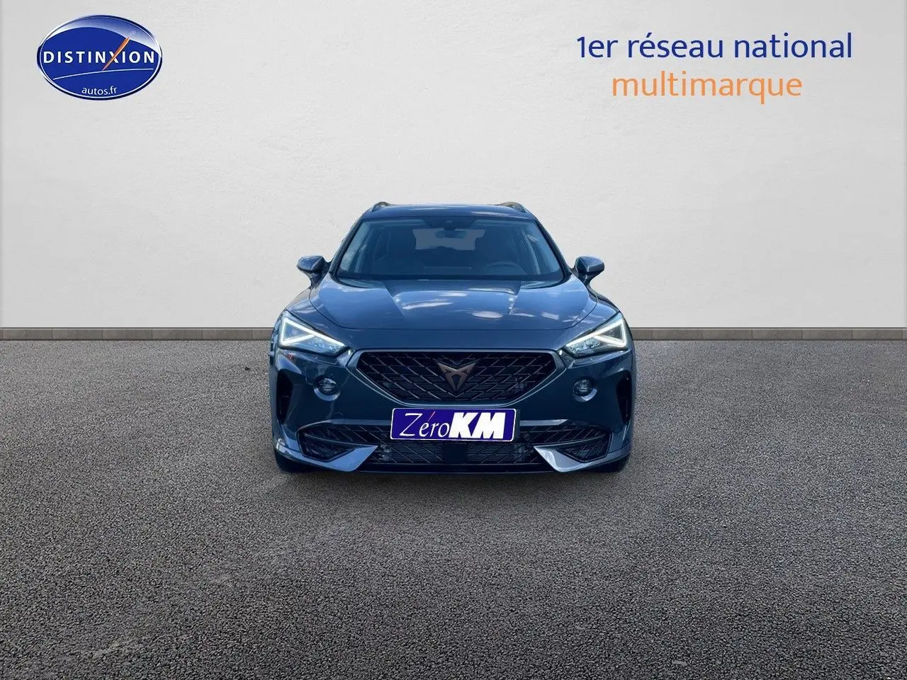 Vue frontale d'un CUPRA Formentor gris magnétique 2024 avec calandre noire et feux LED anguleux allumés.