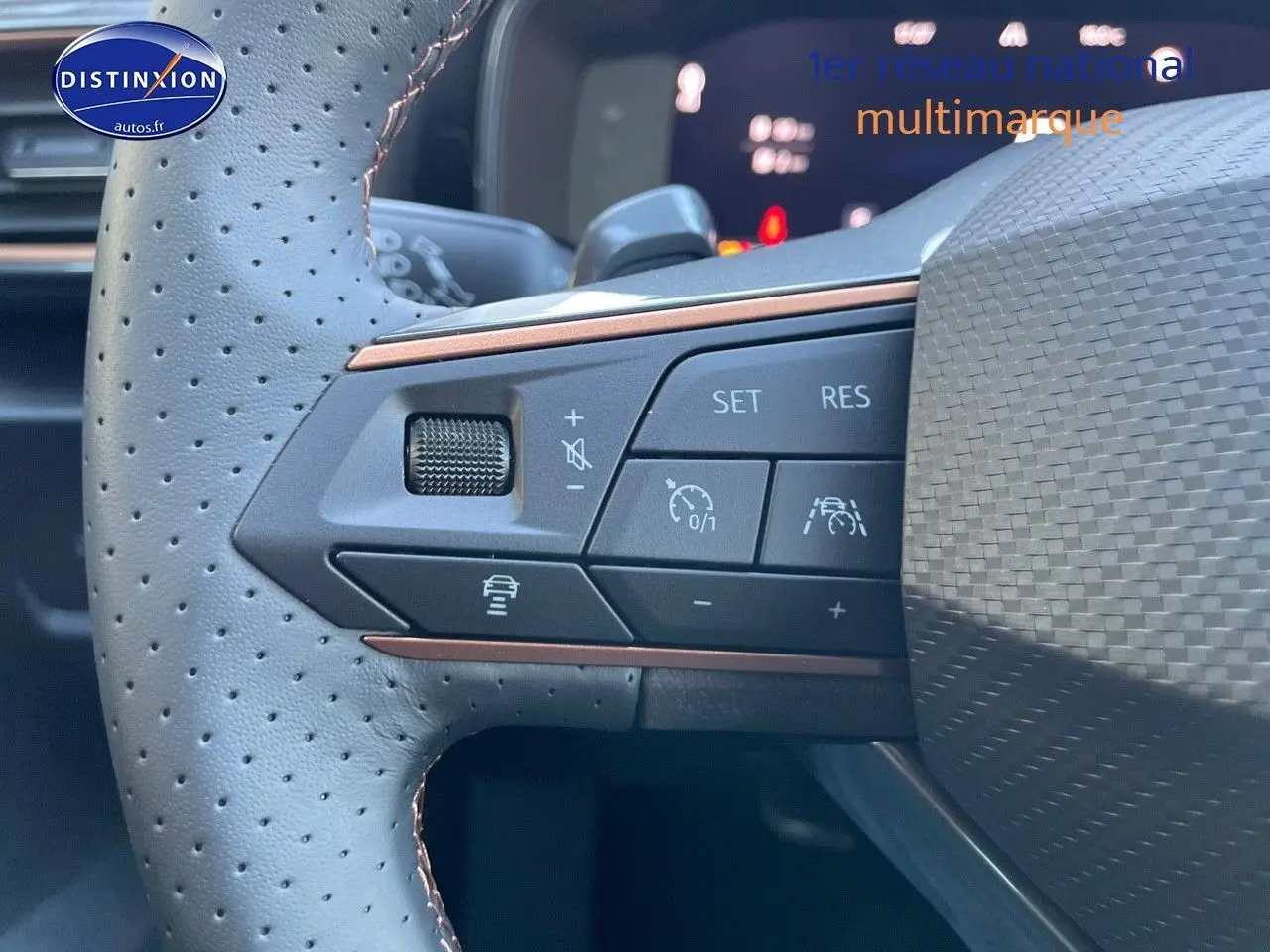 Gros plan sur le volant perforé et les commandes de régulateur de vitesse du CUPRA Formentor gris magnétique 2024.