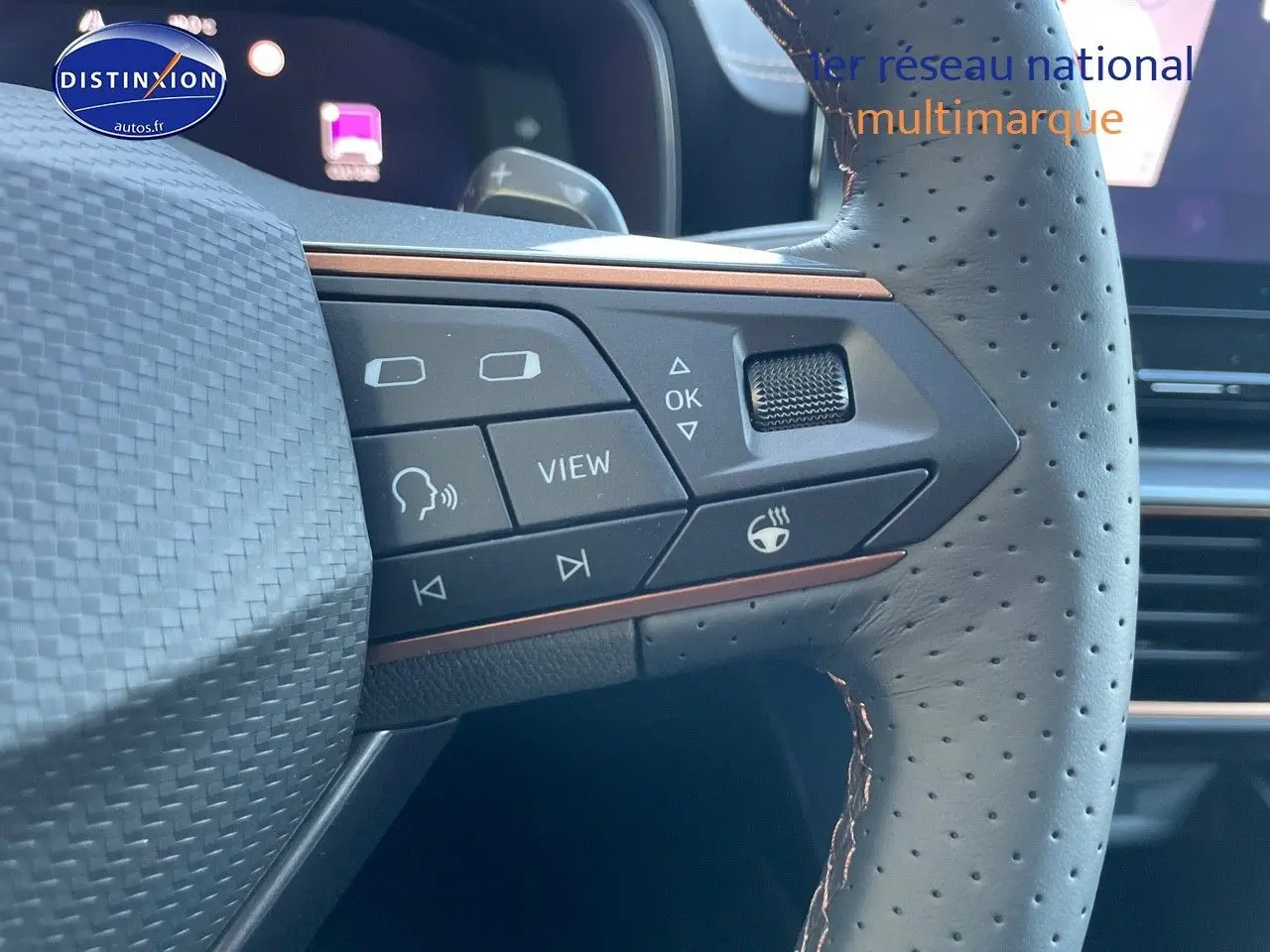 Gros plan sur le volant cuir perforé avec commandes intégrées du CUPRA Formentor gris magnétique 2024, version hybride rechargeable.