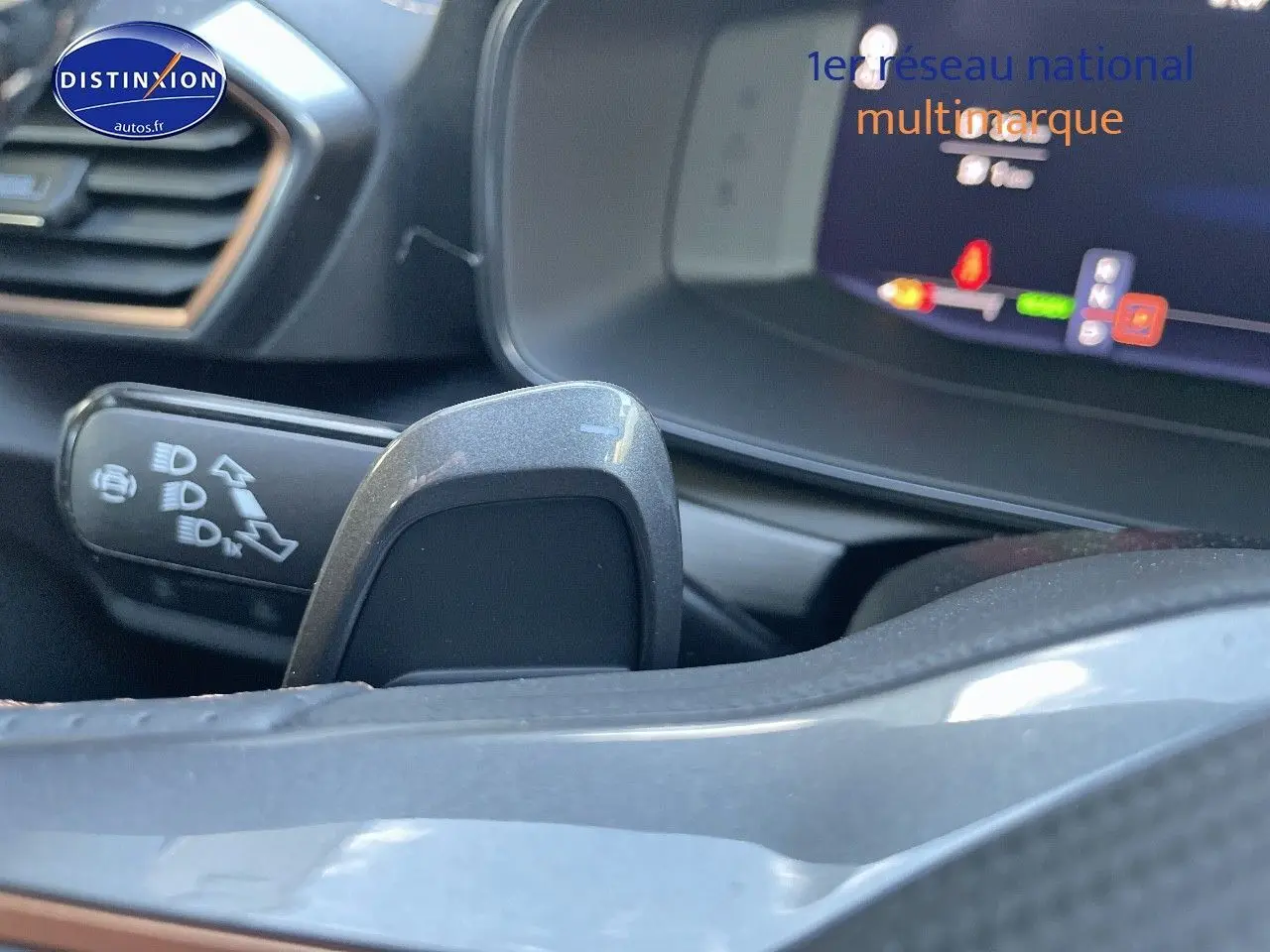 Gros plan sur la commande de clignotant et le volant partiel d'une CUPRA Formentor gris magnétique, tableau de bord numérique visible.