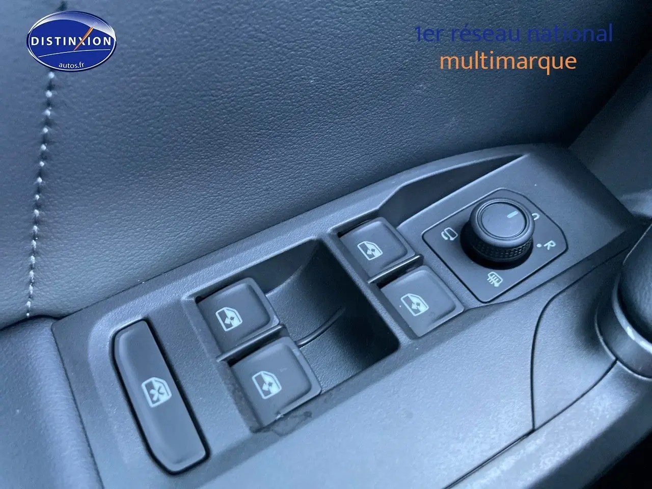 Gros plan sur les commandes des vitres et rétroviseurs côté conducteur d’un CUPRA Formentor gris magnétique 2024.