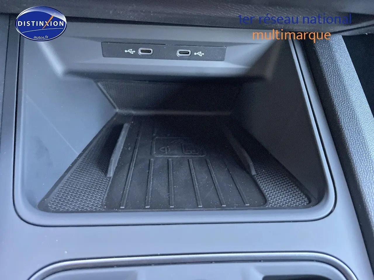 Gros plan sur la console centrale du CUPRA Formentor gris magnétique 2024, montrant un espace de rangement avec ports USB-C.