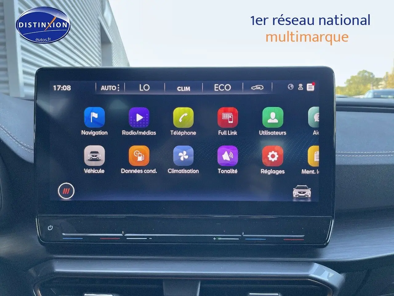 Écran tactile central affichant les options multimédias et climatisation dans une CUPRA Formentor gris magnétique 2024.
