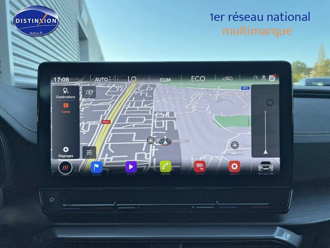 Écran tactile central du tableau de bord du CUPRA Formentor gris magnétique 2024, affichant la navigation GPS.