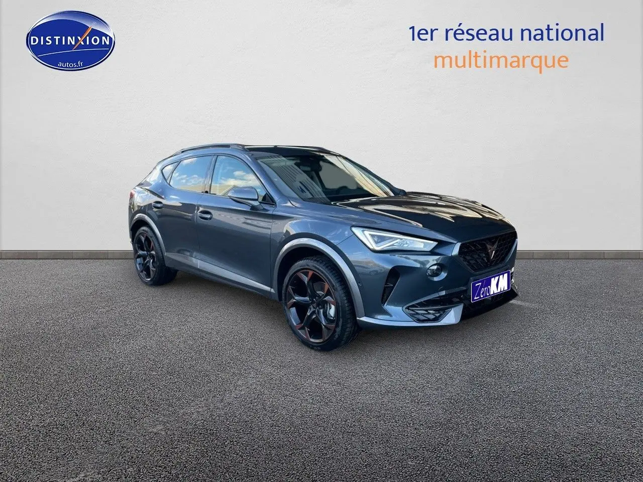 SUV CUPRA Formentor gris magnétique en 3/4 avant droit, mettant en valeur ses jantes noires et son design dynamique.