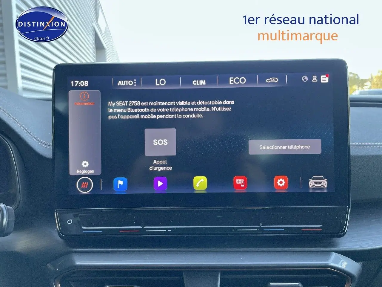 Écran tactile central du tableau de bord de la CUPRA Formentor 1.4 E-HYBRID 2024 affichant le menu Bluetooth et climatisation.