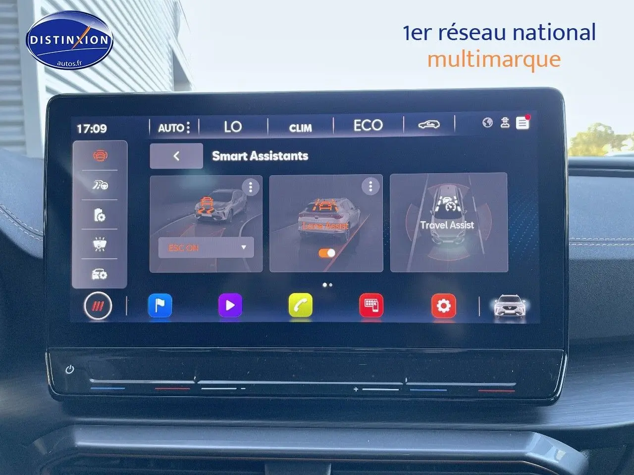 Écran tactile central du tableau de bord du CUPRA Formentor 1.4 E-HYBRID 2024 affichant les assistants intelligents.