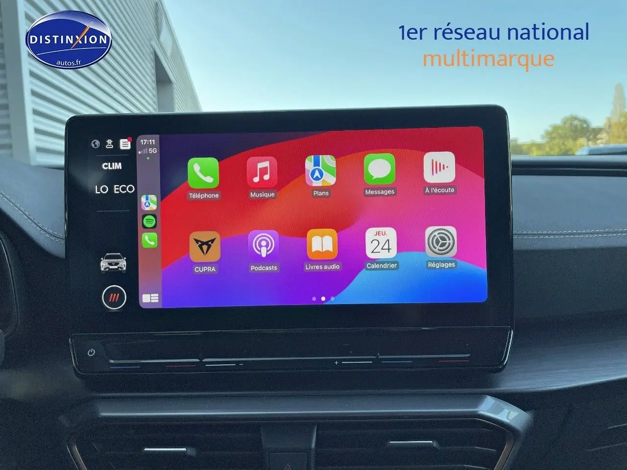 Écran tactile central de la CUPRA Formentor 1.4 E-HYBRID 2024 montrant l'interface Apple CarPlay en intérieur.