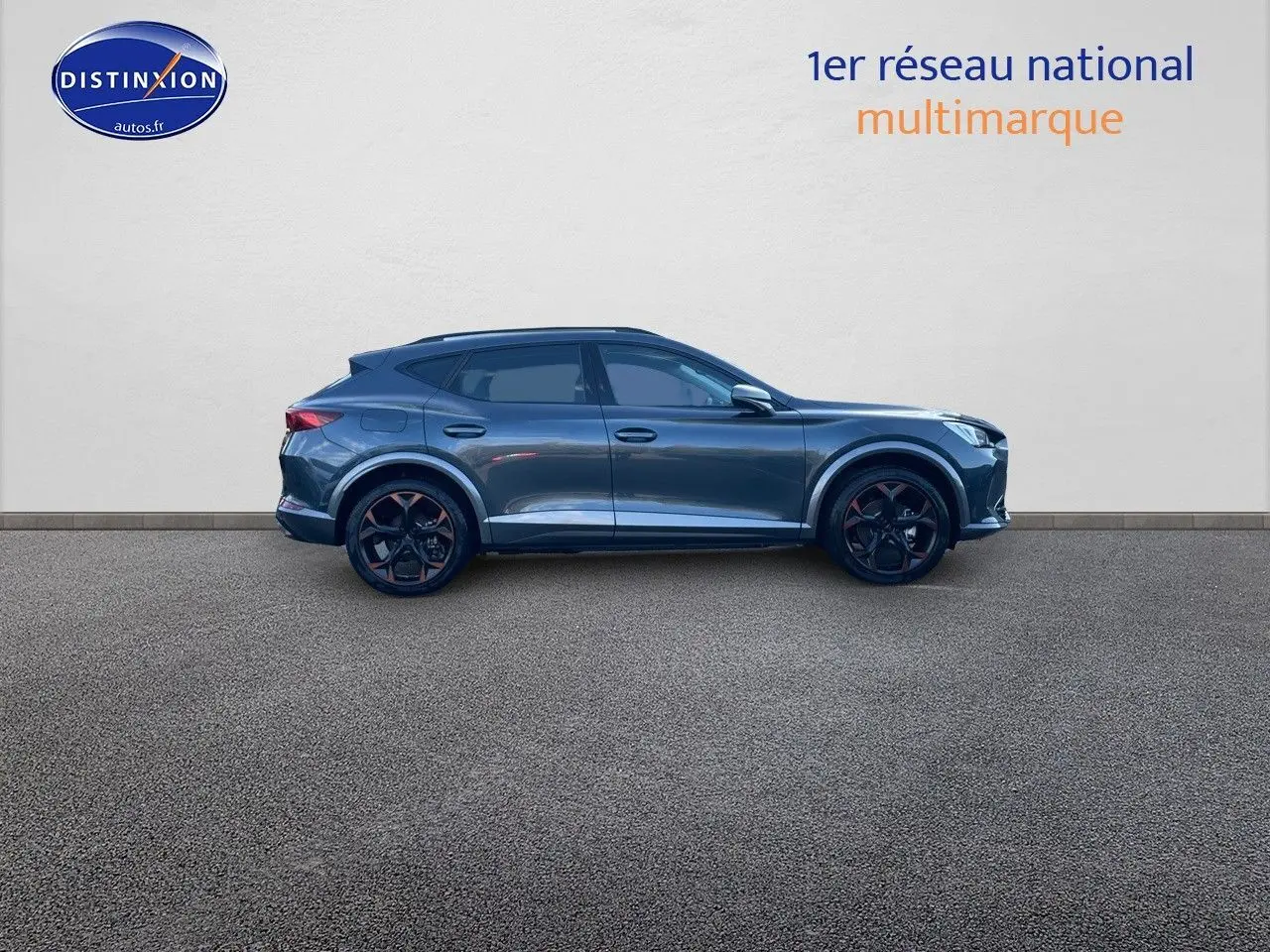 Vue de profil côté gauche d'un CUPRA Formentor gris magnétique 2024 avec jantes noires et touches cuivrées.