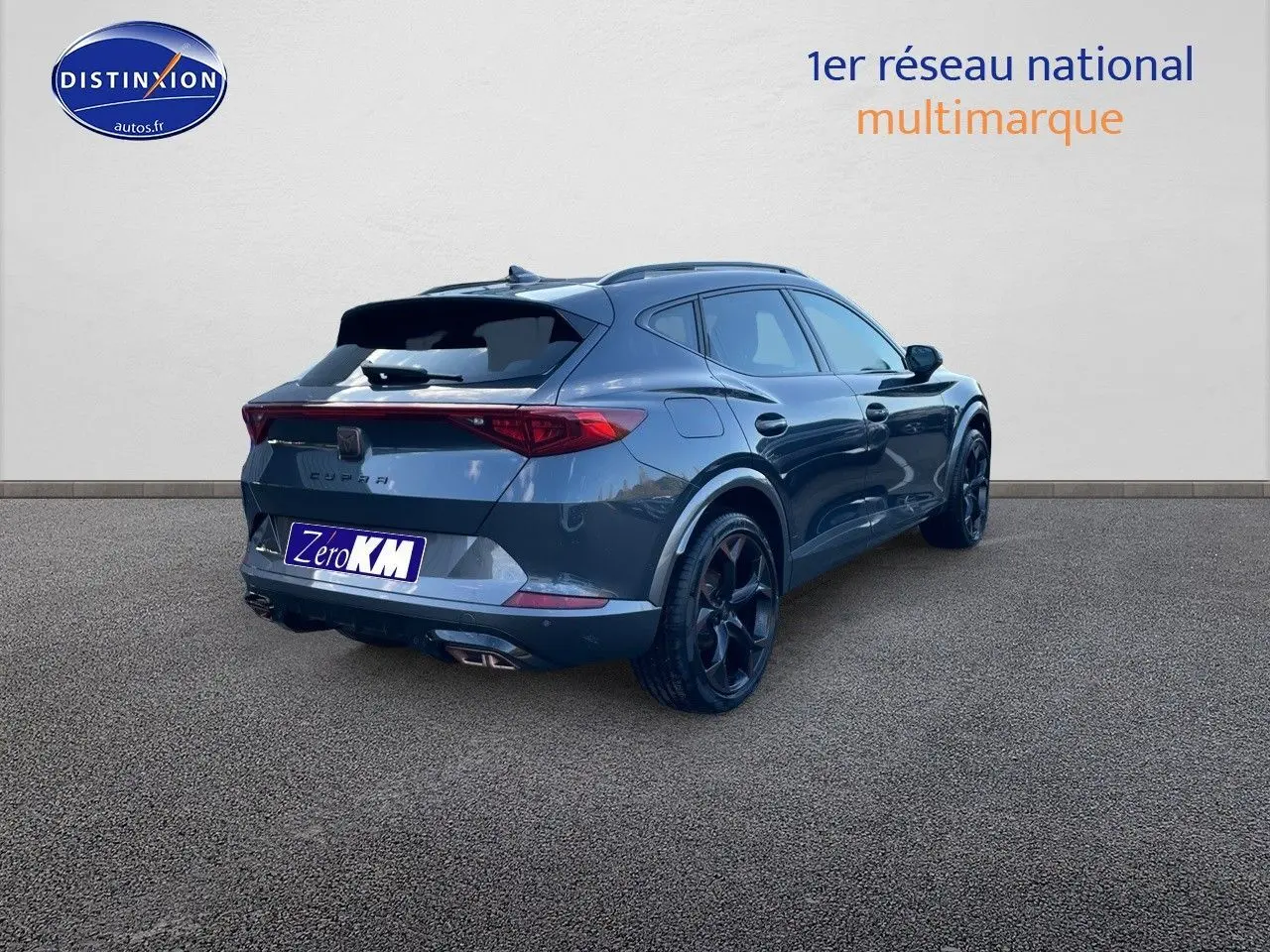 Vue 3/4 arrière droite d'un CUPRA Formentor gris magnétique 2024 avec jantes noires et feux LED distinctifs.