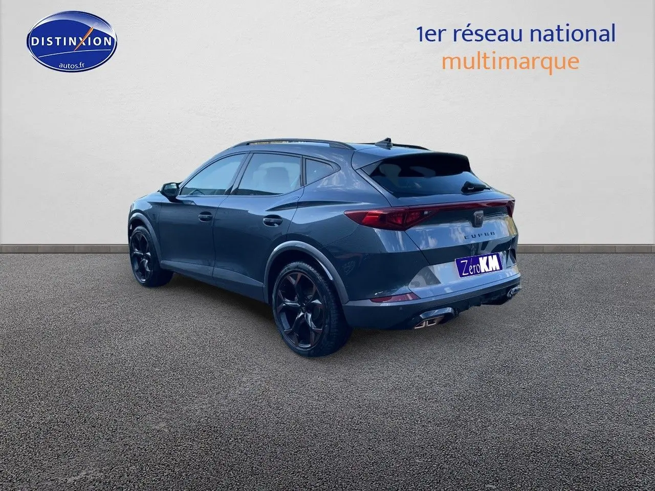 Vue 3/4 arrière droite d'un CUPRA Formentor gris magnétique 2024 avec jantes noires et feux arrière allongés.