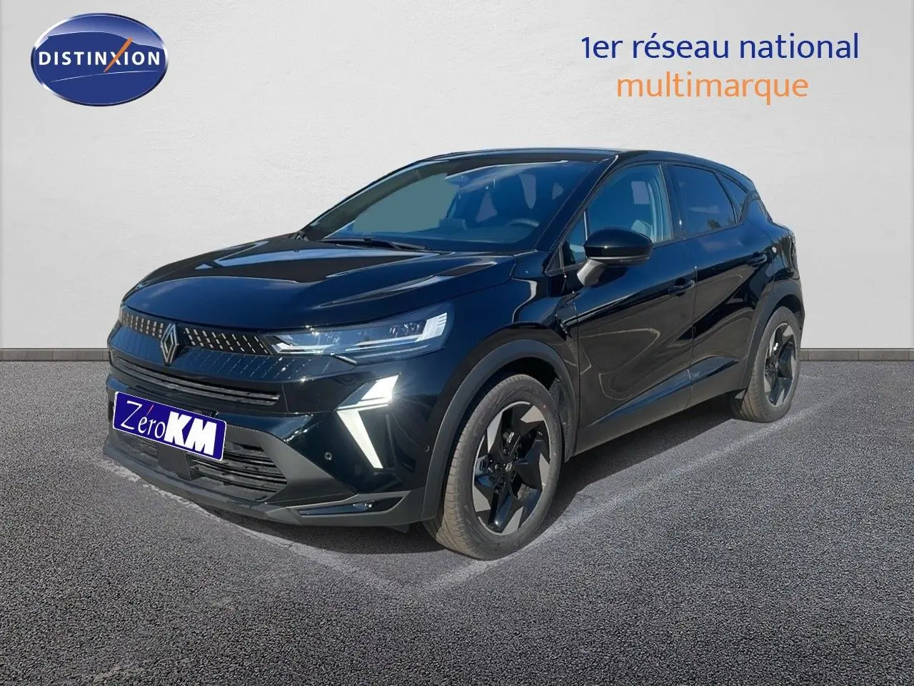 Renault Captur E-Tech hybride noir étoile métal en 3/4 avant droit avec feux LED allumés sur parking.