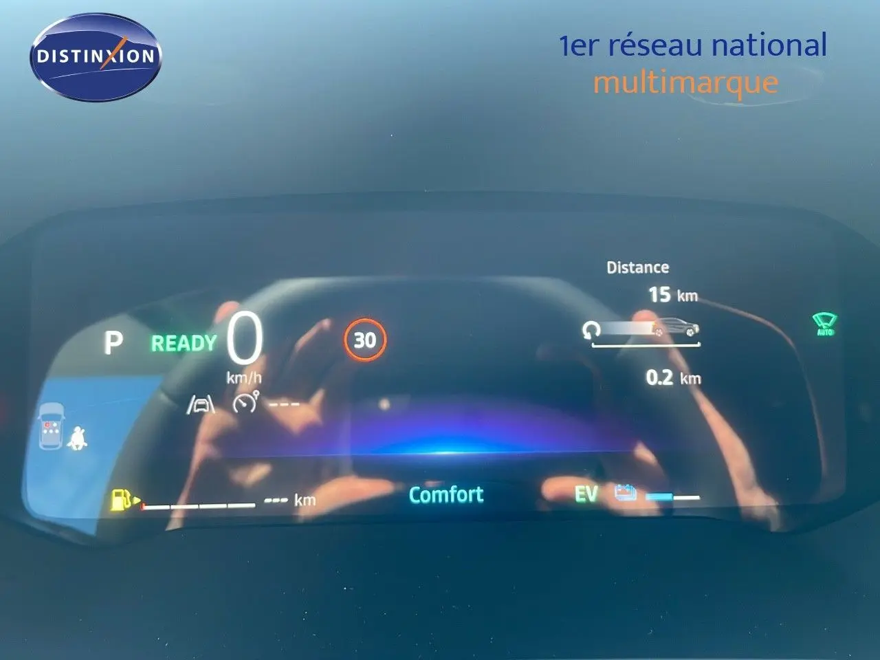 Tableau de bord numérique du Renault Captur E-Tech hybride affichant la vitesse, mode confort et autonomie électrique.