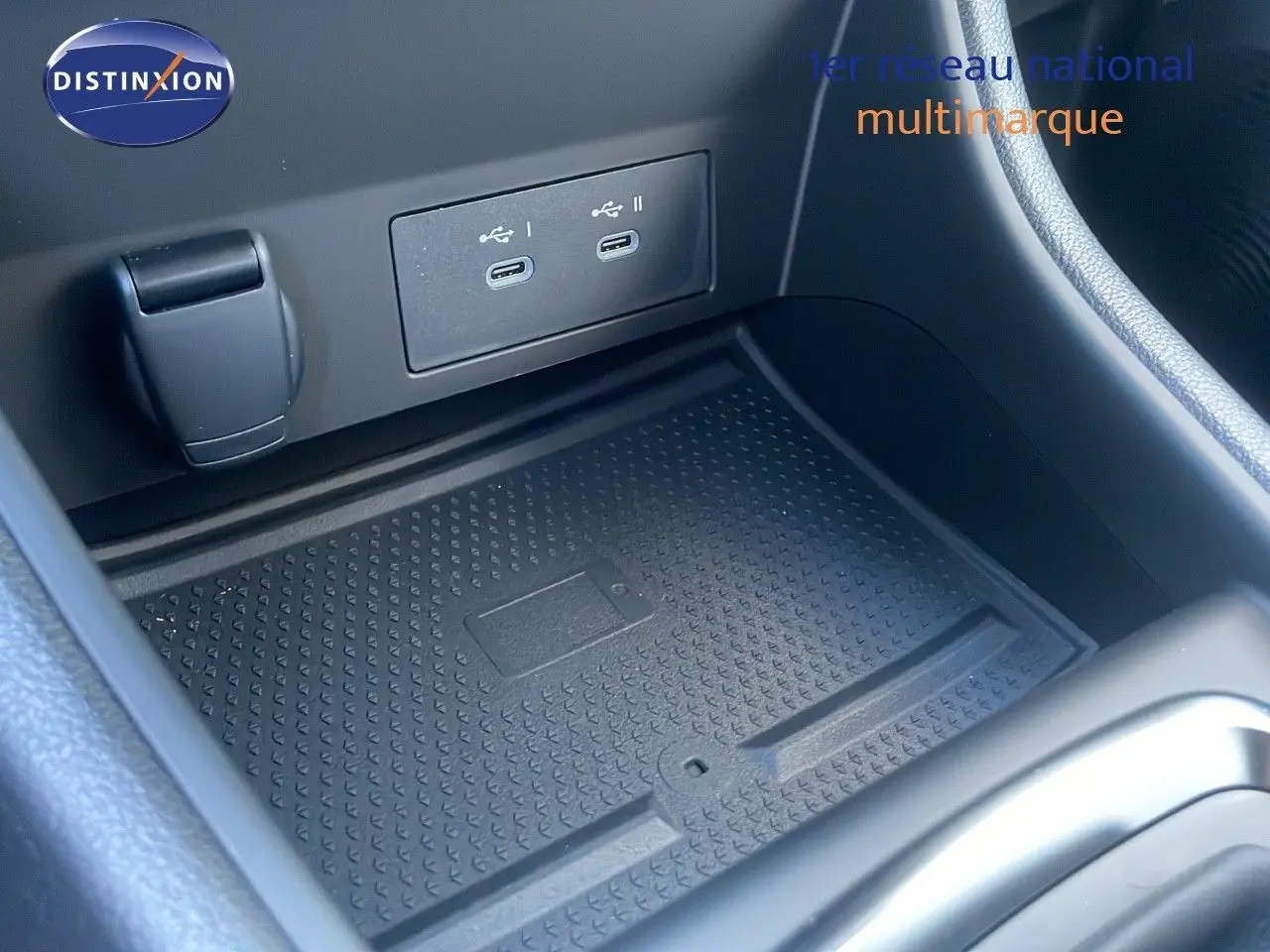 Gros plan sur la console centrale du Renault Captur 2025 noir étoile métal avec ports USB et prise 12V visibles.