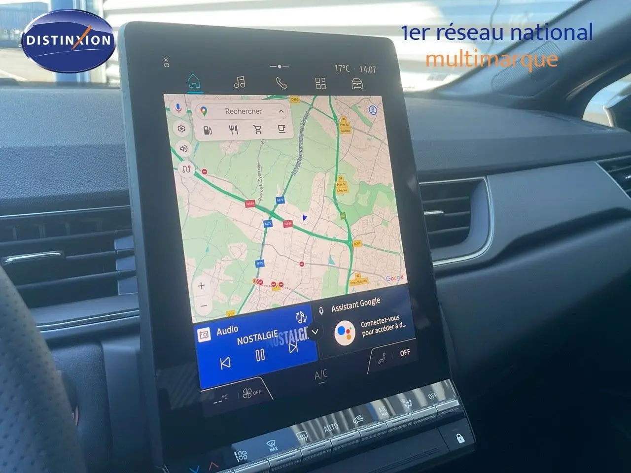 Écran tactile central avec navigation et commandes climatisation dans l’habitacle du Renault Captur noir étoile métal 2025.
