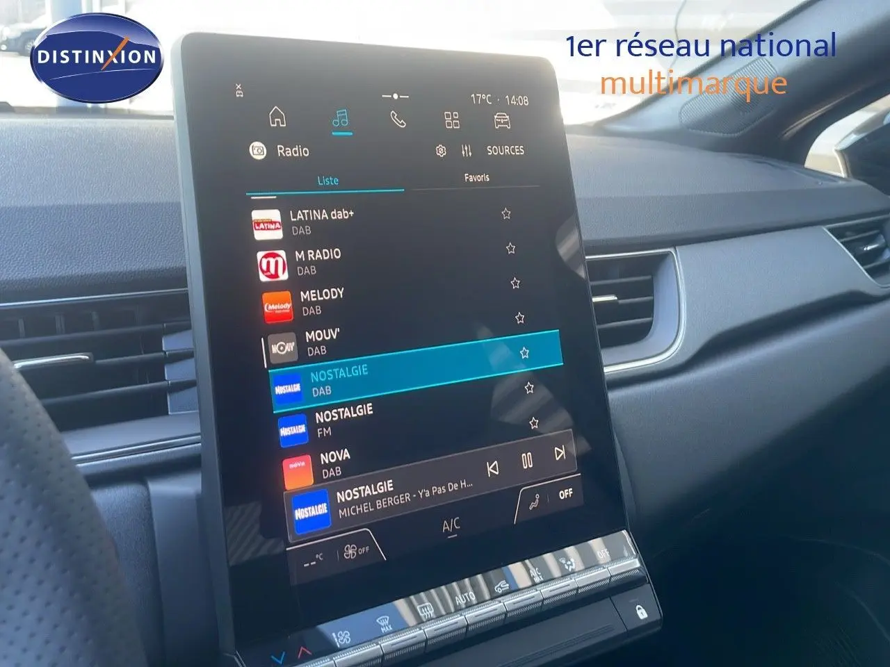 Écran tactile central affichant les stations radio dans l'habitacle du Renault Captur noir étoile métal, version hybride 2025.