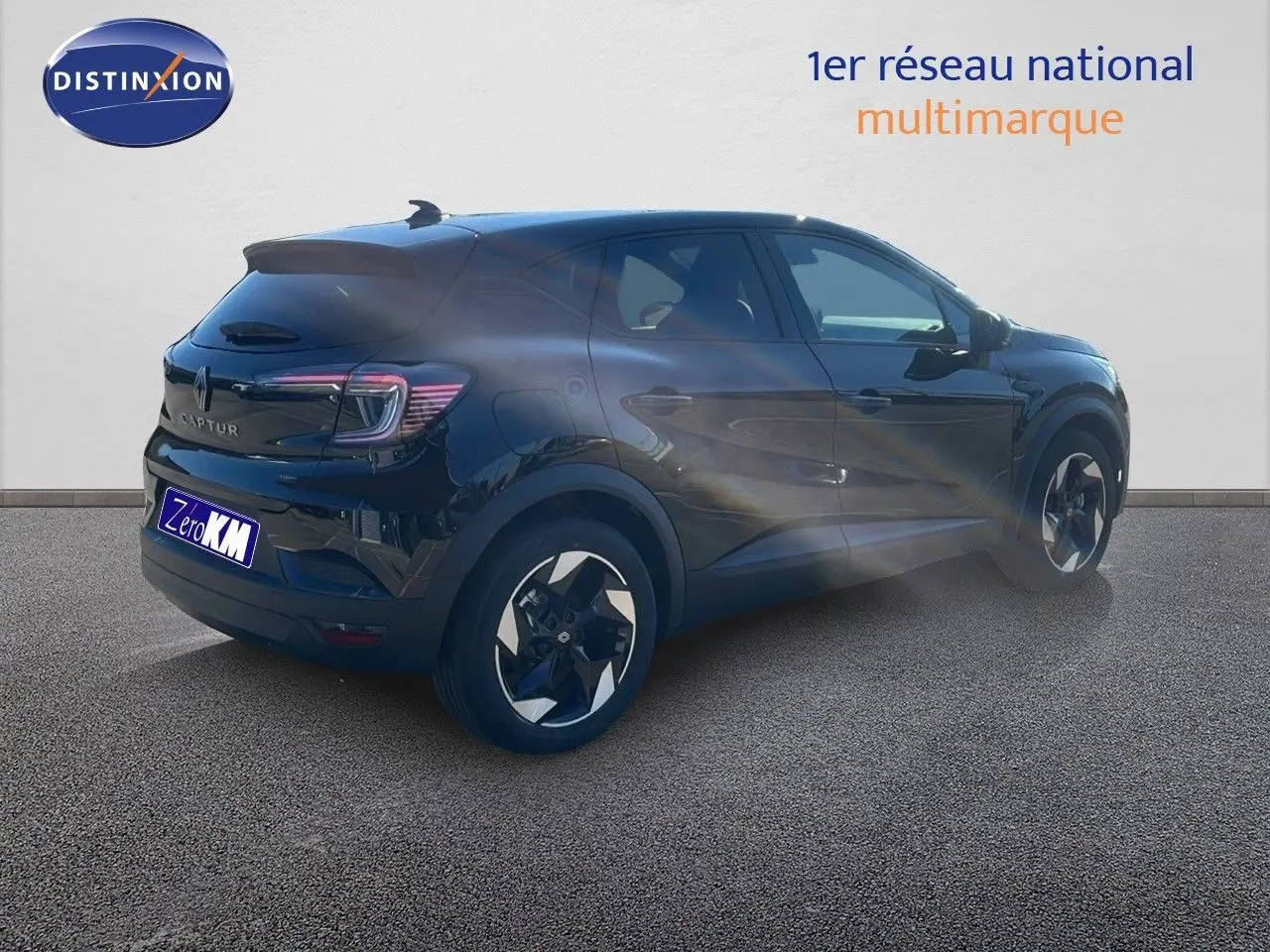 Renault Captur E-Tech hybride noir étoile métal vu en 3/4 arrière côté droit avec jantes bicolores.