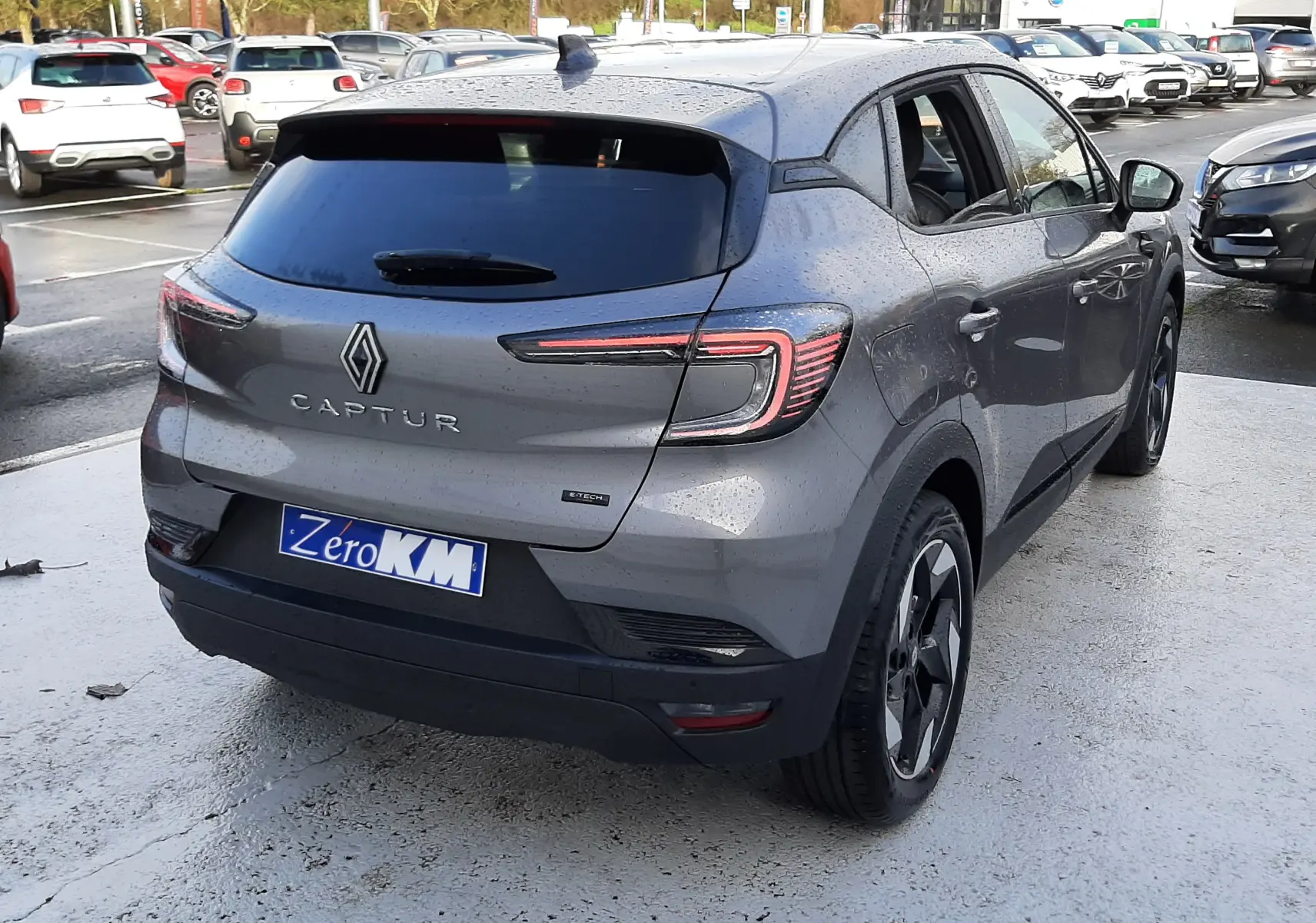 Vue 3/4 arrière droite du Renault Captur gris Cassiopée 2025, avec feux arrière LED et vitres teintées.